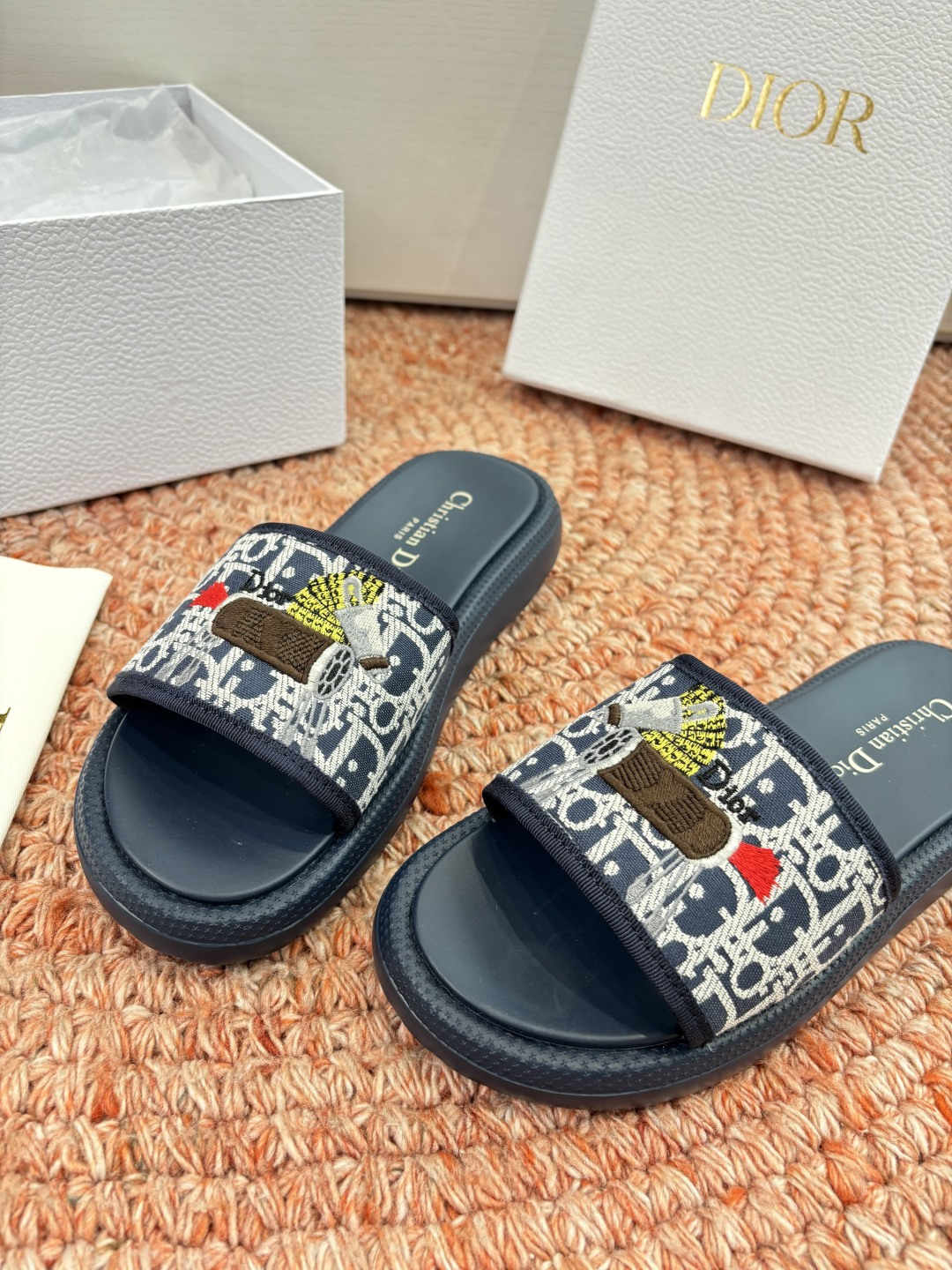 🌾代购级G133𝐃𝐢𝐎𝐑 #迪奥2026早春新款一眼就想要的一字带拖鞋凉鞋简单大方‘低调奢华！配上醒目的