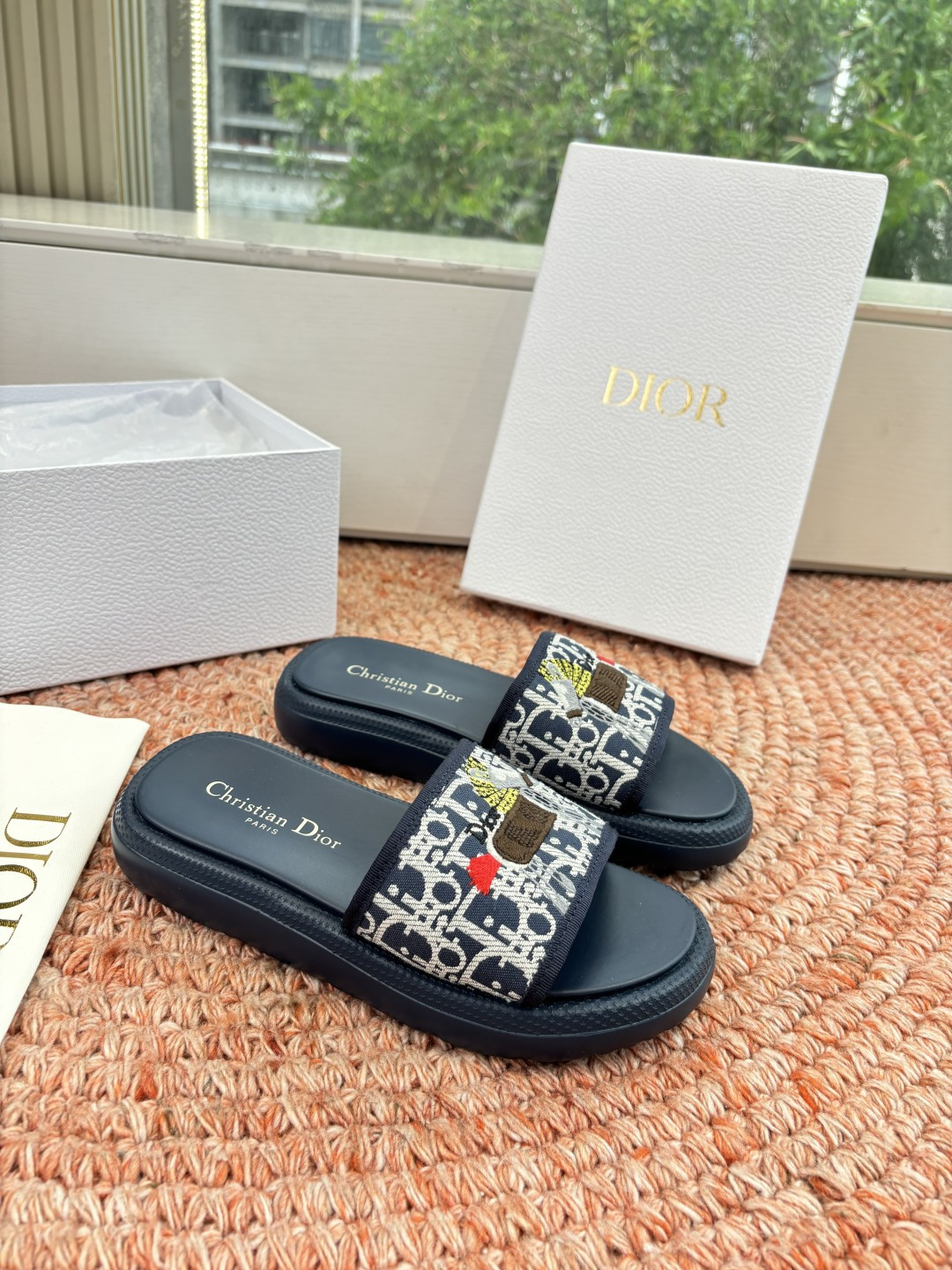 🌾代购级G133𝐃𝐢𝐎𝐑 #迪奥2026早春新款一眼就想要的一字带拖鞋凉鞋简单大方‘低调奢华！配上醒目的