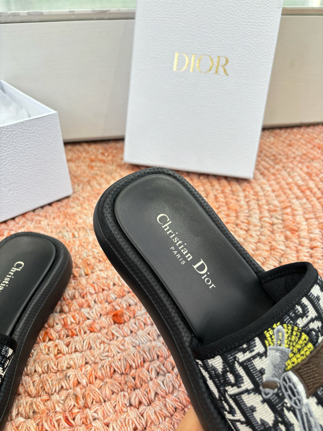 🌾代购级G133𝐃𝐢𝐎𝐑 #迪奥2026早春新款一眼就想要的一字带拖鞋凉鞋简单大方‘低调奢华！配上醒目的