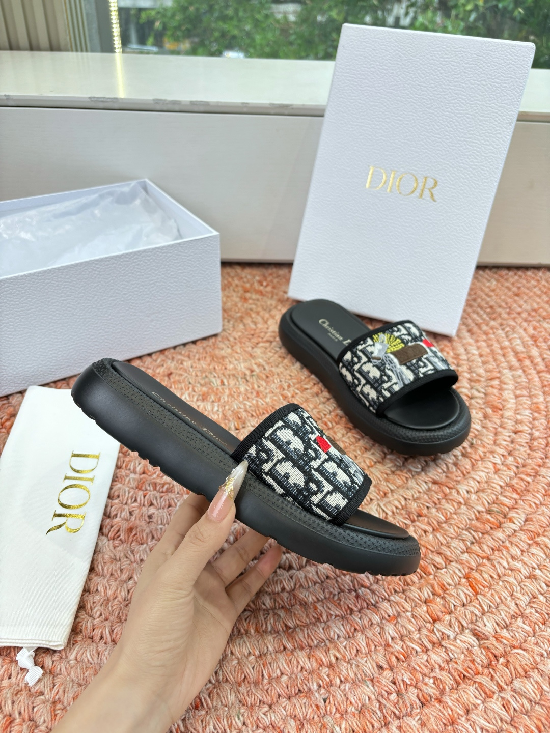 🌾代购级G133𝐃𝐢𝐎𝐑 #迪奥2026早春新款一眼就想要的一字带拖鞋凉鞋简单大方‘低调奢华！配上醒目的