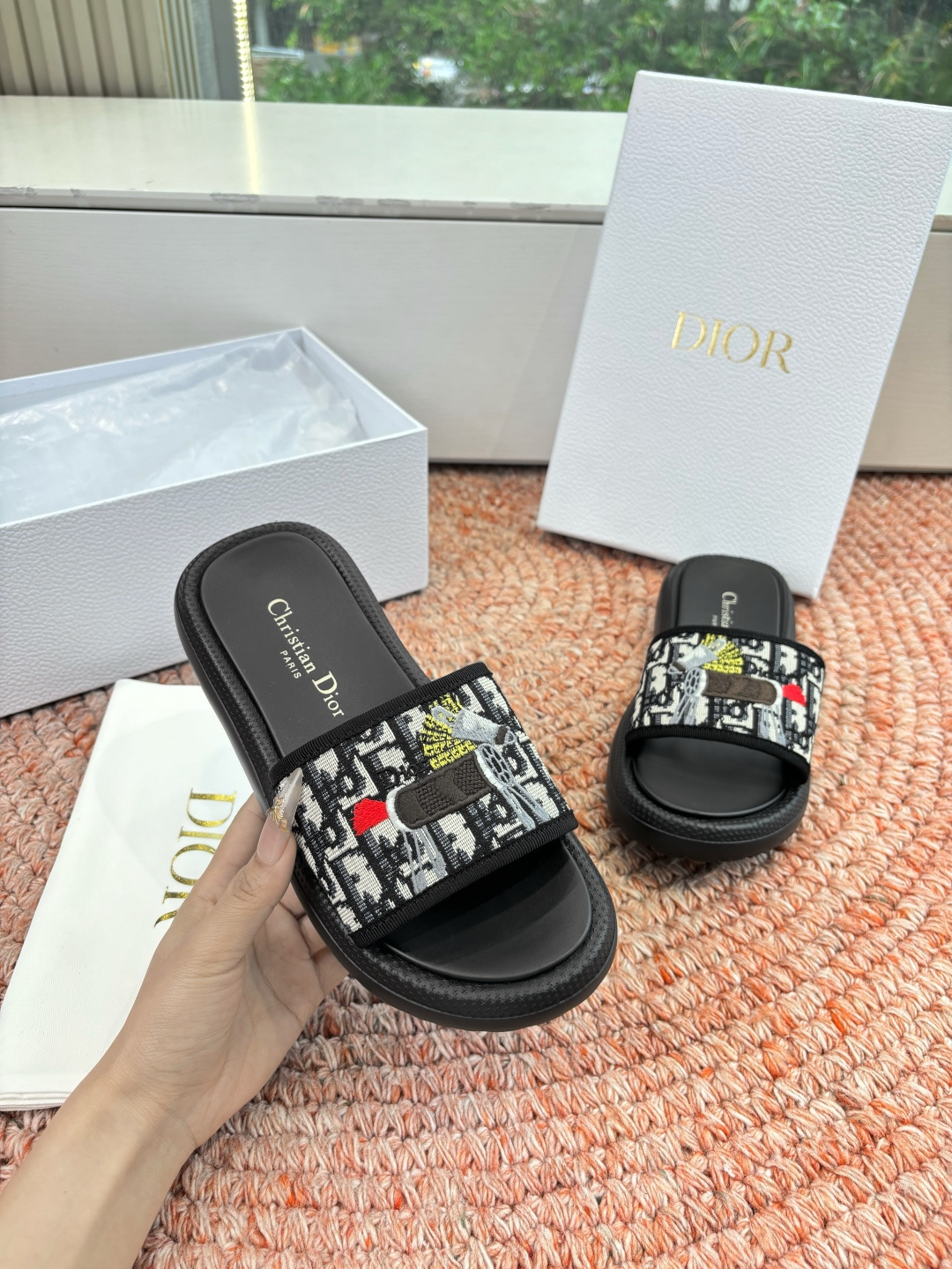 🌾代购级G133𝐃𝐢𝐎𝐑 #迪奥2026早春新款一眼就想要的一字带拖鞋凉鞋简单大方‘低调奢华！配上醒目的