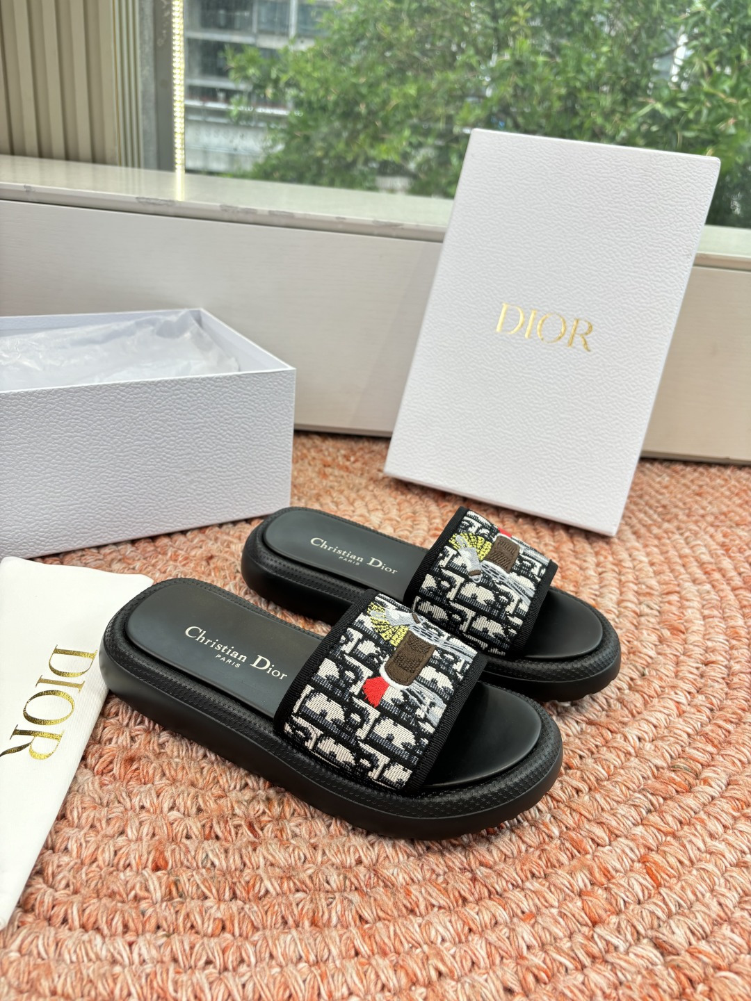 🌾代购级G133𝐃𝐢𝐎𝐑 #迪奥2026早春新款一眼就想要的一字带拖鞋凉鞋简单大方‘低调奢华！配上醒目的