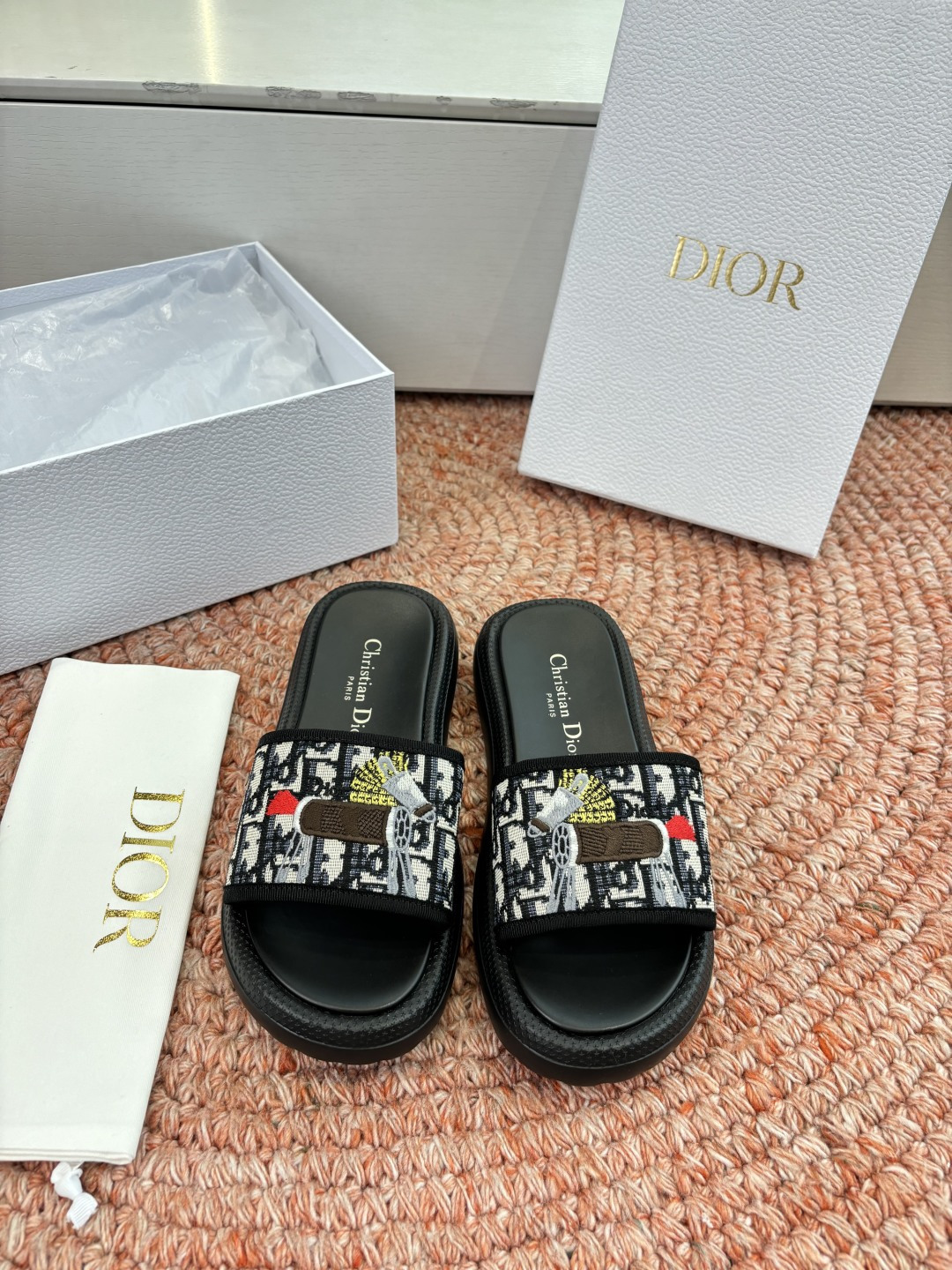 🌾代购级G133𝐃𝐢𝐎𝐑 #迪奥2026早春新款一眼就想要的一字带拖鞋凉鞋简单大方‘低调奢华！配上醒目的