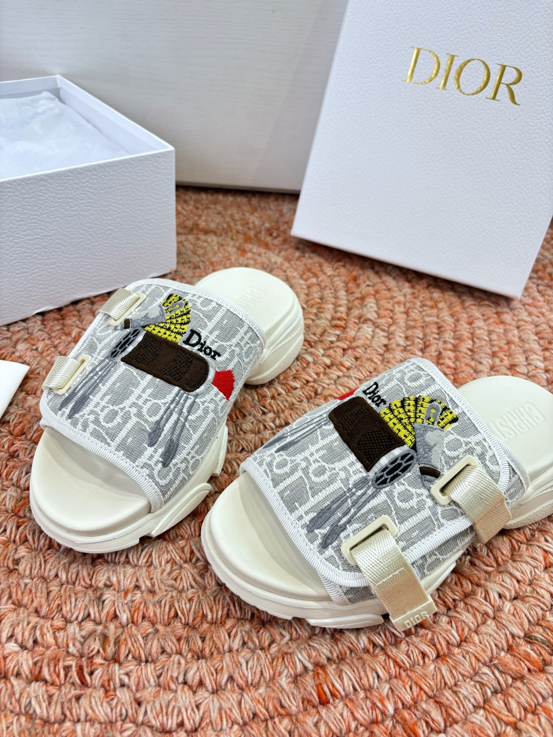 🌾代购级G133𝐃𝐢𝐎𝐑 #迪奥2026早春新款一眼就想要的一字带拖鞋凉鞋简单大方‘低调奢华！配上醒目的