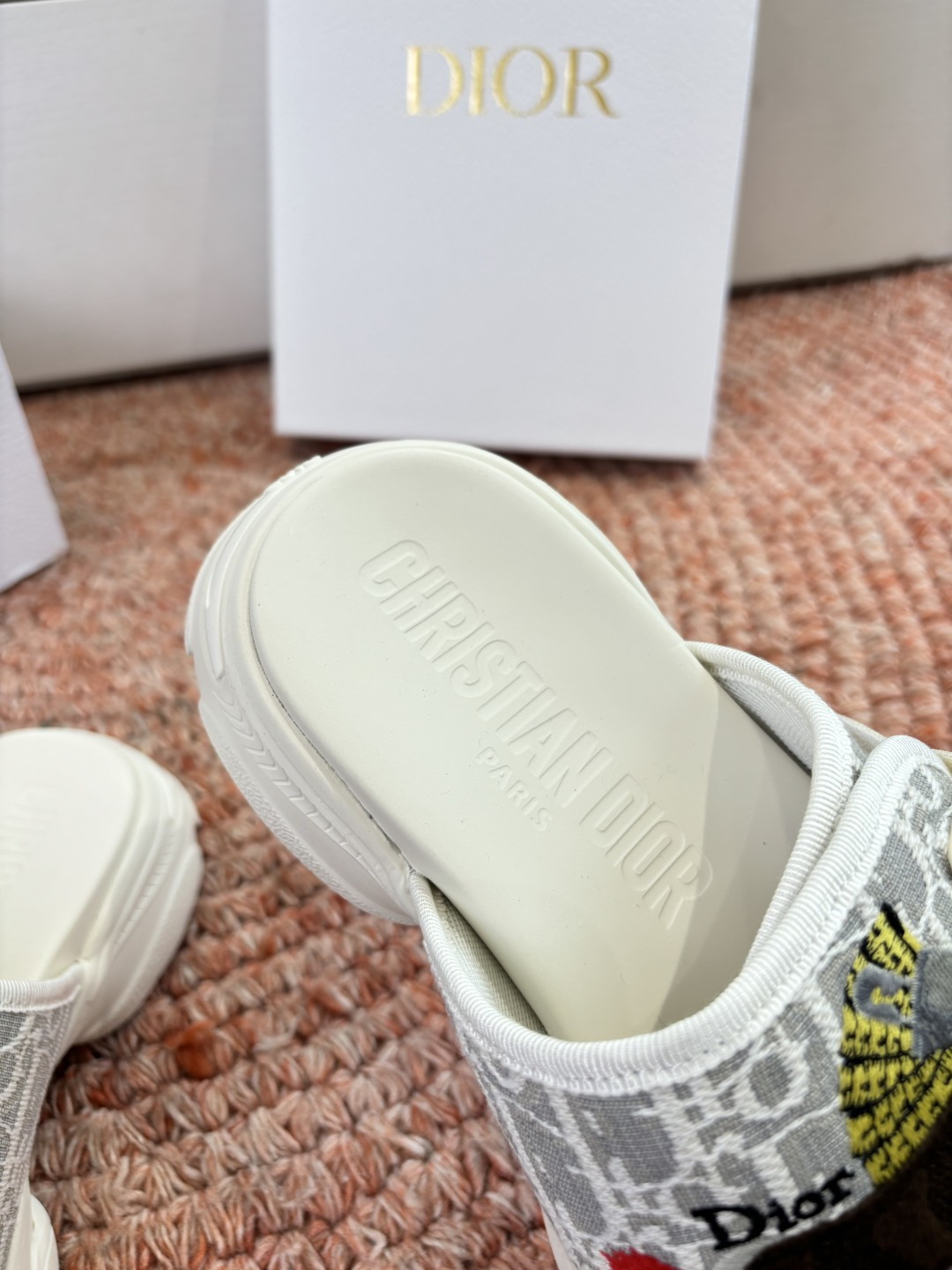 🌾代购级G133𝐃𝐢𝐎𝐑 #迪奥2026早春新款一眼就想要的一字带拖鞋凉鞋简单大方‘低调奢华！配上醒目的