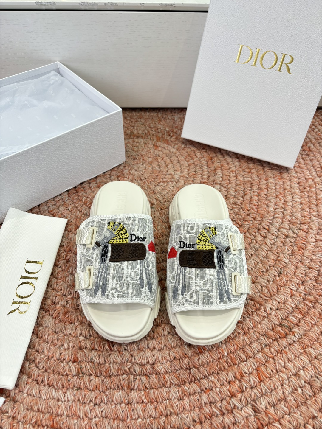 🌾代购级G133𝐃𝐢𝐎𝐑 #迪奥2026早春新款一眼就想要的一字带拖鞋凉鞋简单大方‘低调奢华！配上醒目的
