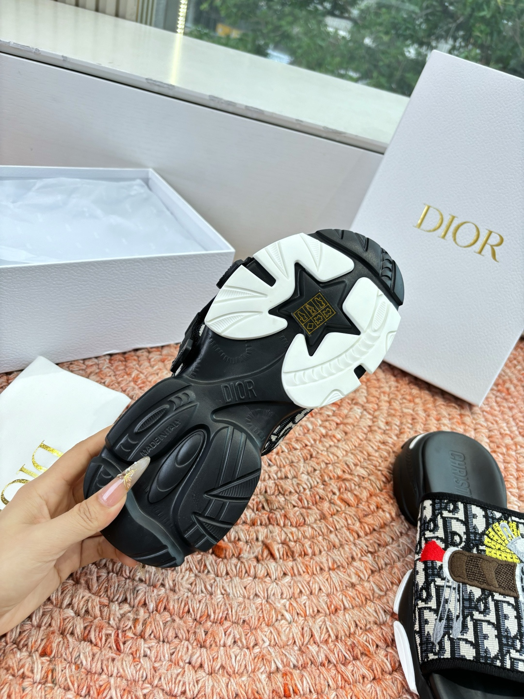 🌾代购级G133𝐃𝐢𝐎𝐑 #迪奥2026早春新款一眼就想要的一字带拖鞋凉鞋简单大方‘低调奢华！配上醒目的