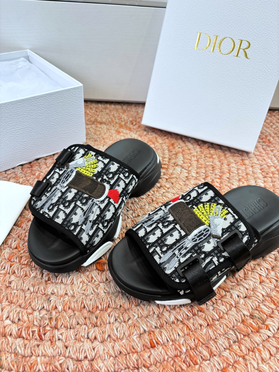 🌾代购级G133𝐃𝐢𝐎𝐑 #迪奥2026早春新款一眼就想要的一字带拖鞋凉鞋简单大方‘低调奢华！配上醒目的