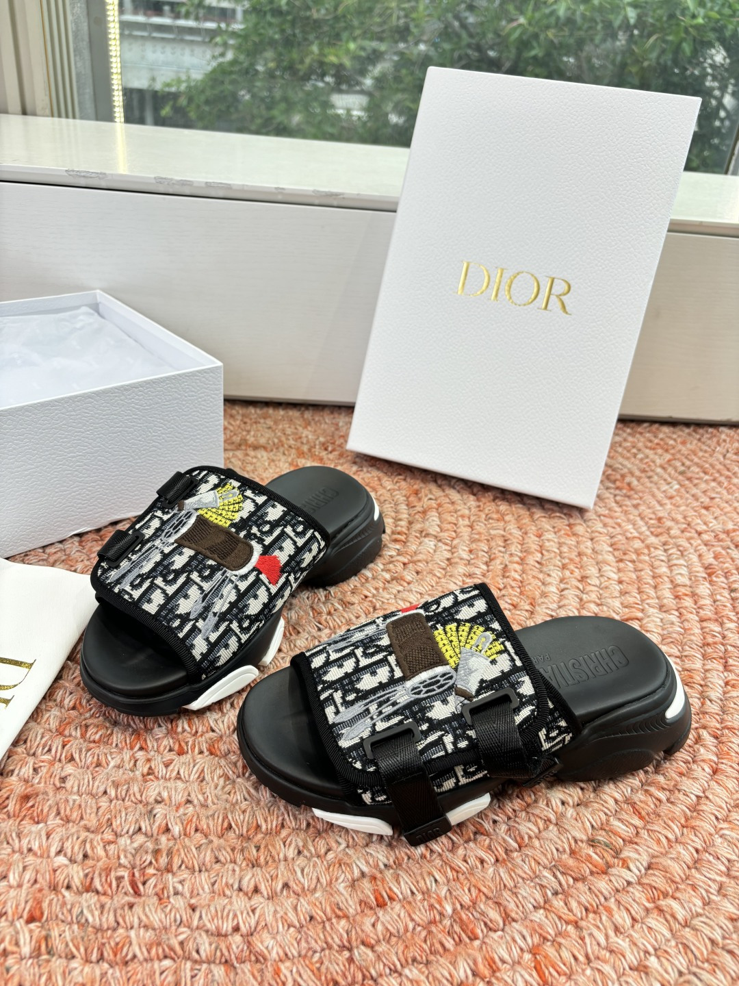 🌾代购级G133𝐃𝐢𝐎𝐑 #迪奥2026早春新款一眼就想要的一字带拖鞋凉鞋简单大方‘低调奢华！配上醒目的