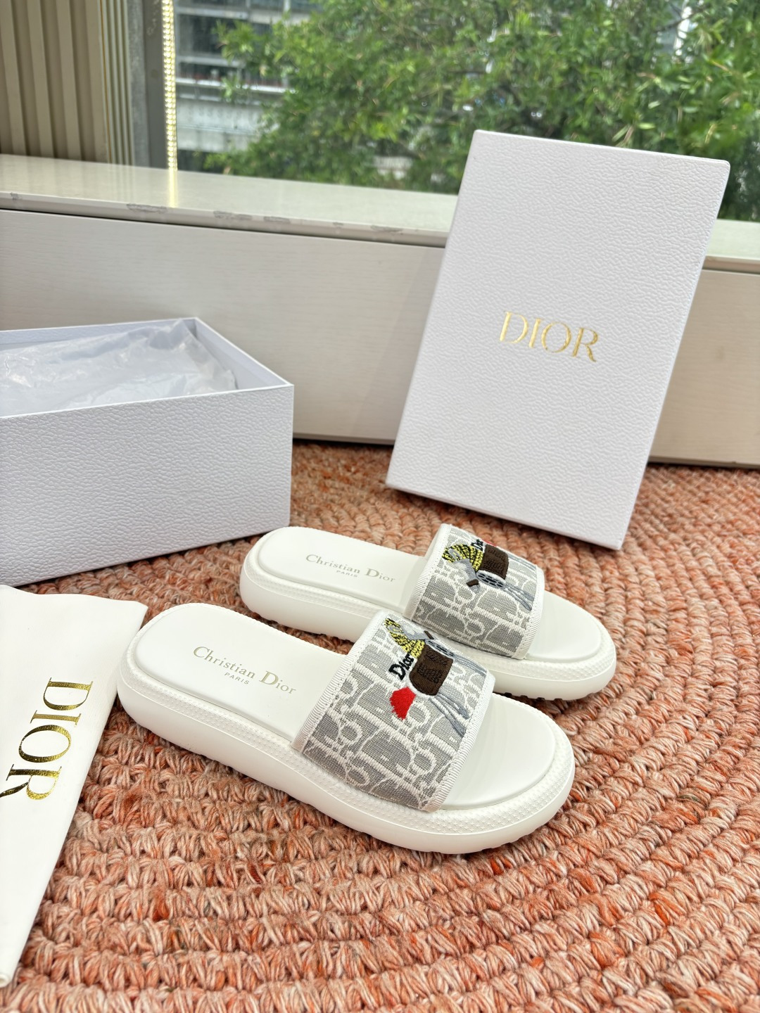 🌾代购级G133𝐃𝐢𝐎𝐑 #迪奥2026早春新款一眼就想要的一字带拖鞋凉鞋简单大方‘低调奢华！配上醒目的