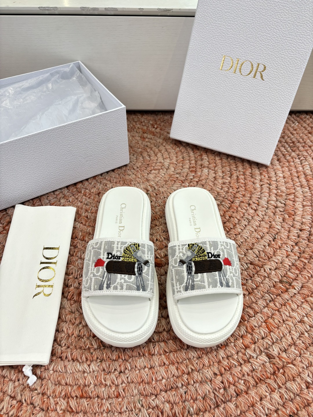 🌾代购级G133𝐃𝐢𝐎𝐑 #迪奥2026早春新款一眼就想要的一字带拖鞋凉鞋简单大方‘低调奢华！配上醒目的