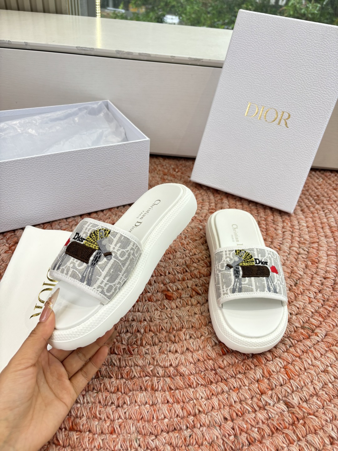 🌾代购级G133𝐃𝐢𝐎𝐑 #迪奥2026早春新款一眼就想要的一字带拖鞋凉鞋简单大方‘低调奢华！配上醒目的