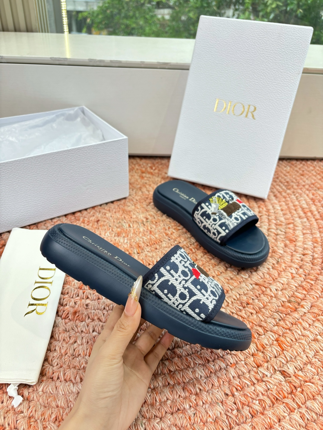 🌾代购级G133𝐃𝐢𝐎𝐑 #迪奥2026早春新款一眼就想要的一字带拖鞋凉鞋简单大方‘低调奢华！配上醒目的