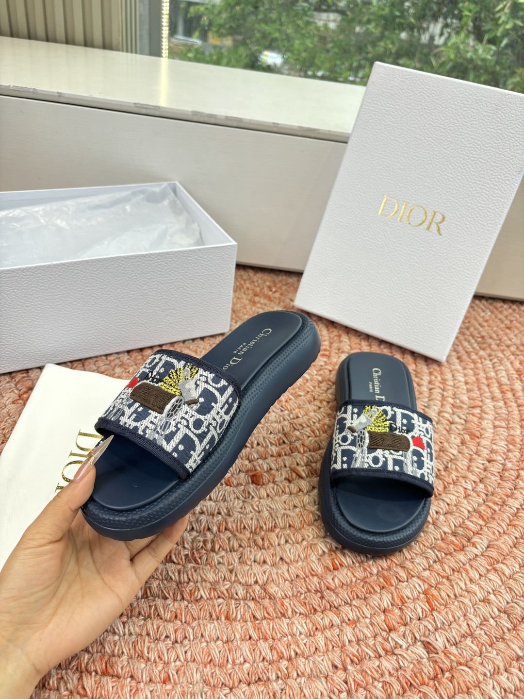 🌾代购级G133𝐃𝐢𝐎𝐑 #迪奥2026早春新款一眼就想要的一字带拖鞋凉鞋简单大方‘低调奢华！配上醒目的