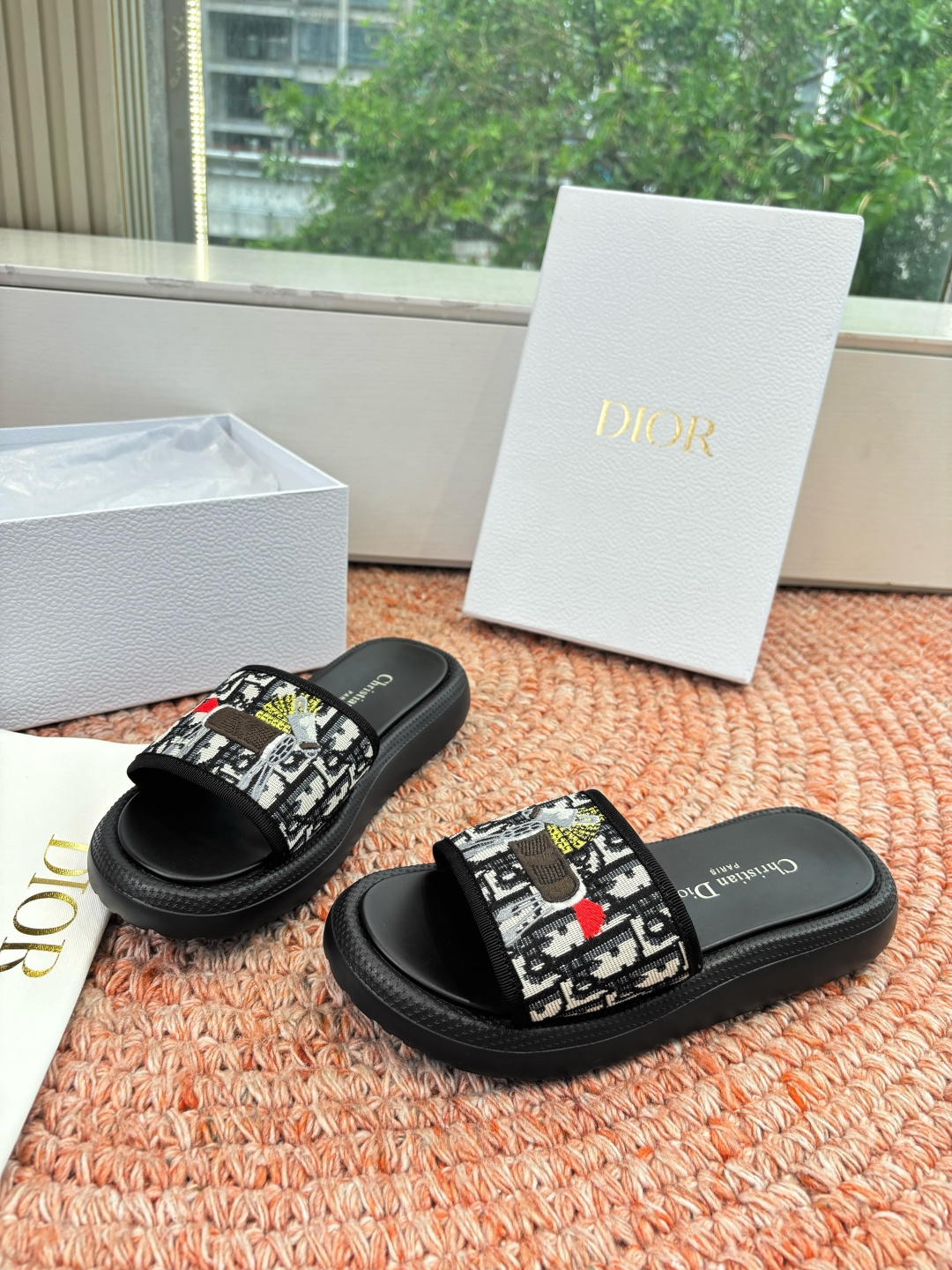 🌾代购级G133𝐃𝐢𝐎𝐑 #迪奥2026早春新款一眼就想要的一字带拖鞋凉鞋简单大方‘低调奢华！配上醒目的