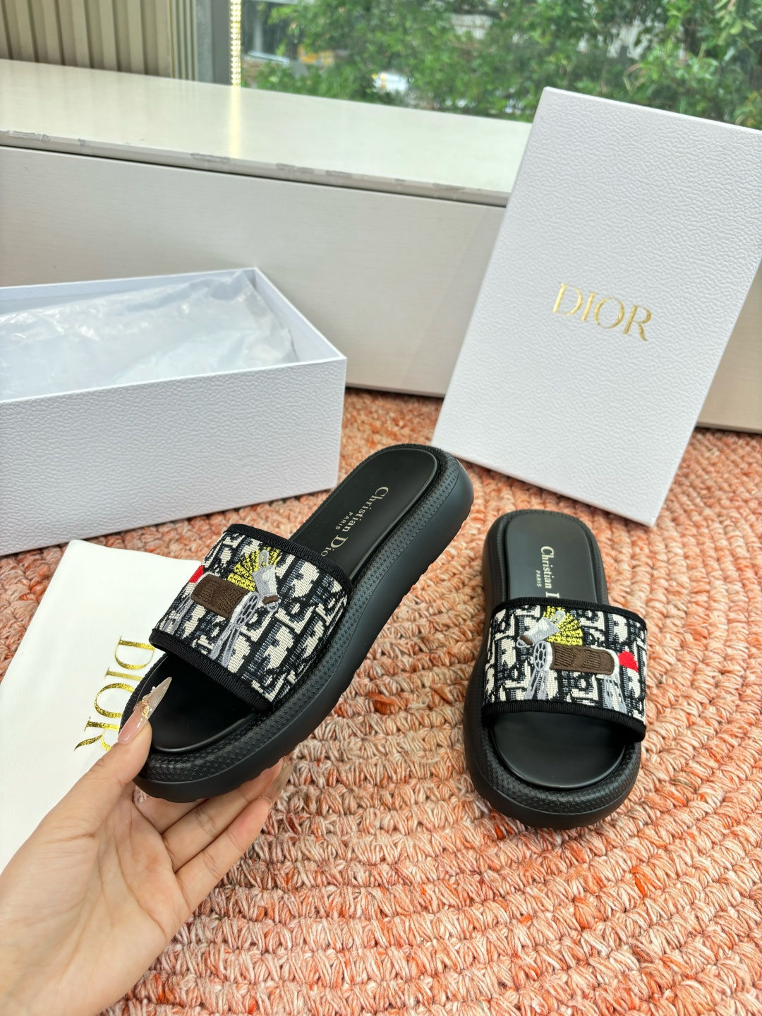 🌾代购级G133𝐃𝐢𝐎𝐑 #迪奥2026早春新款一眼就想要的一字带拖鞋凉鞋简单大方‘低调奢华！配上醒目的