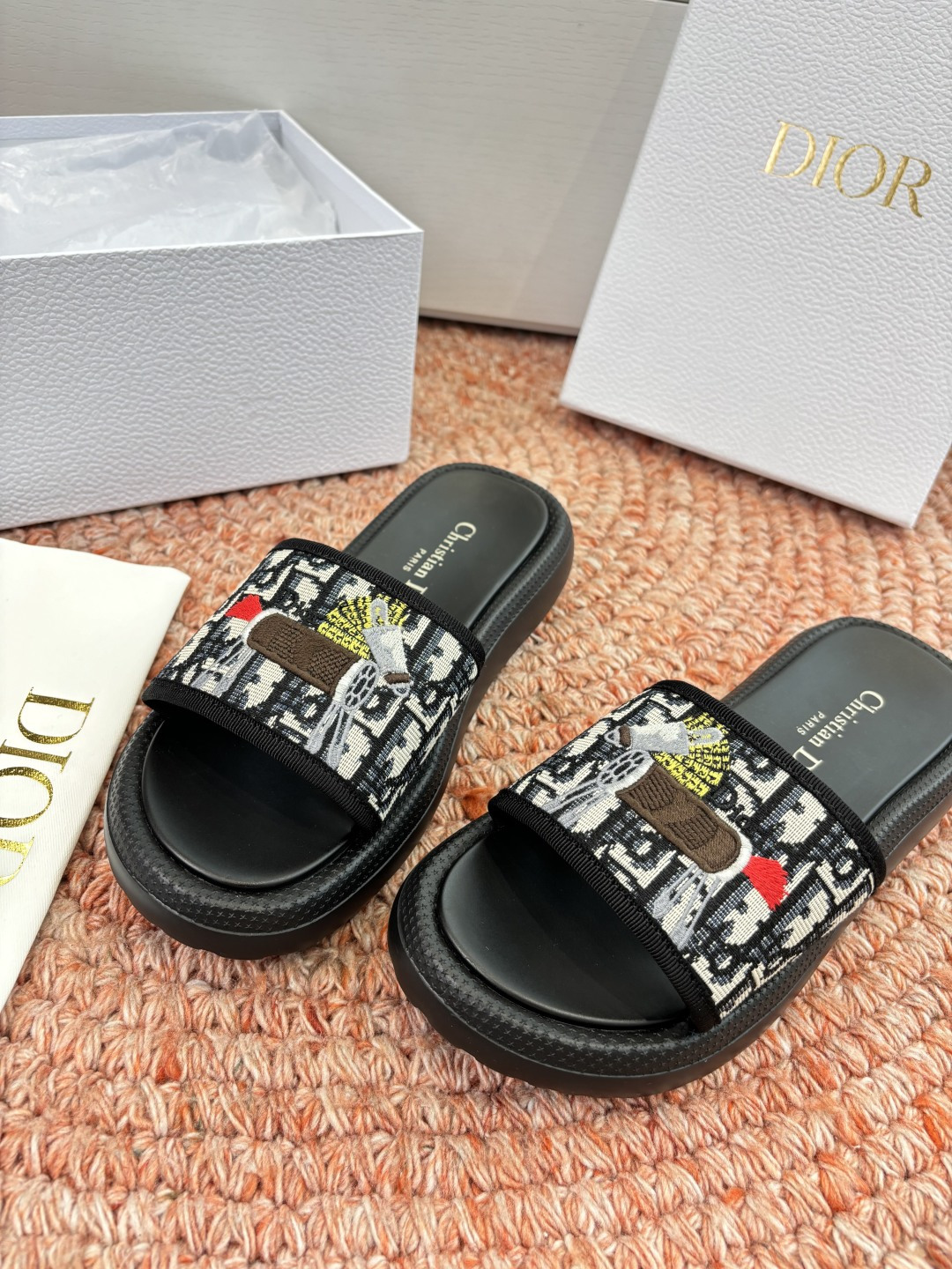 🌾代购级G133𝐃𝐢𝐎𝐑 #迪奥2026早春新款一眼就想要的一字带拖鞋凉鞋简单大方‘低调奢华！配上醒目的