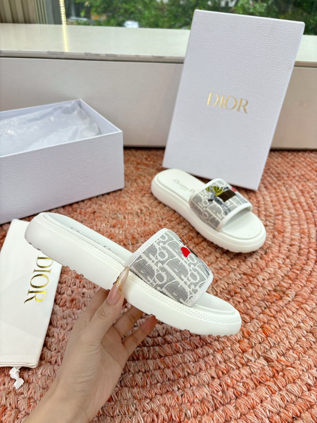 🌾代购级G133𝐃𝐢𝐎𝐑 #迪奥2026早春新款一眼就想要的一字带拖鞋凉鞋简单大方‘低调奢华！配上醒目的