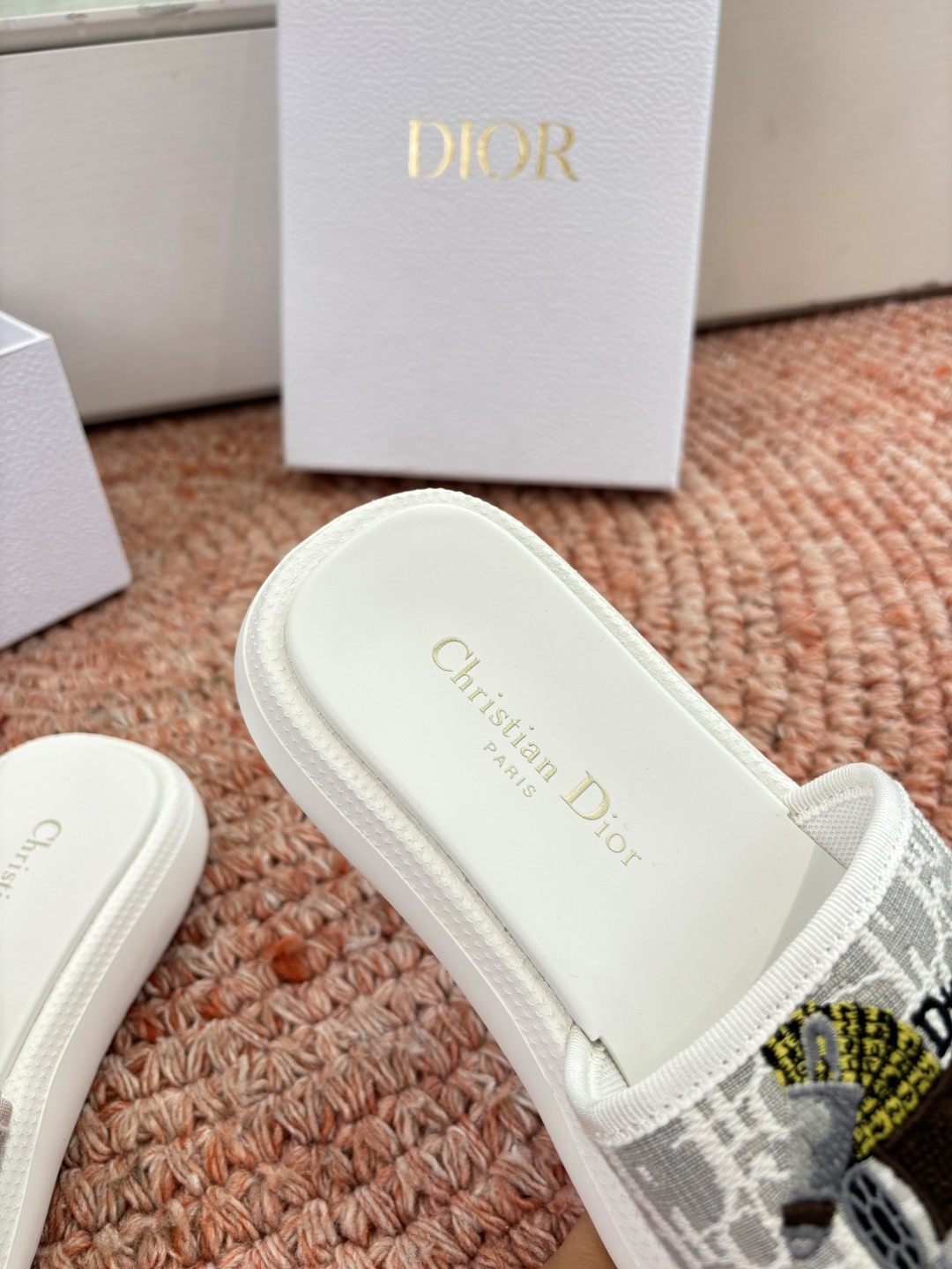 🌾代购级G133𝐃𝐢𝐎𝐑 #迪奥2026早春新款一眼就想要的一字带拖鞋凉鞋简单大方‘低调奢华！配上醒目的