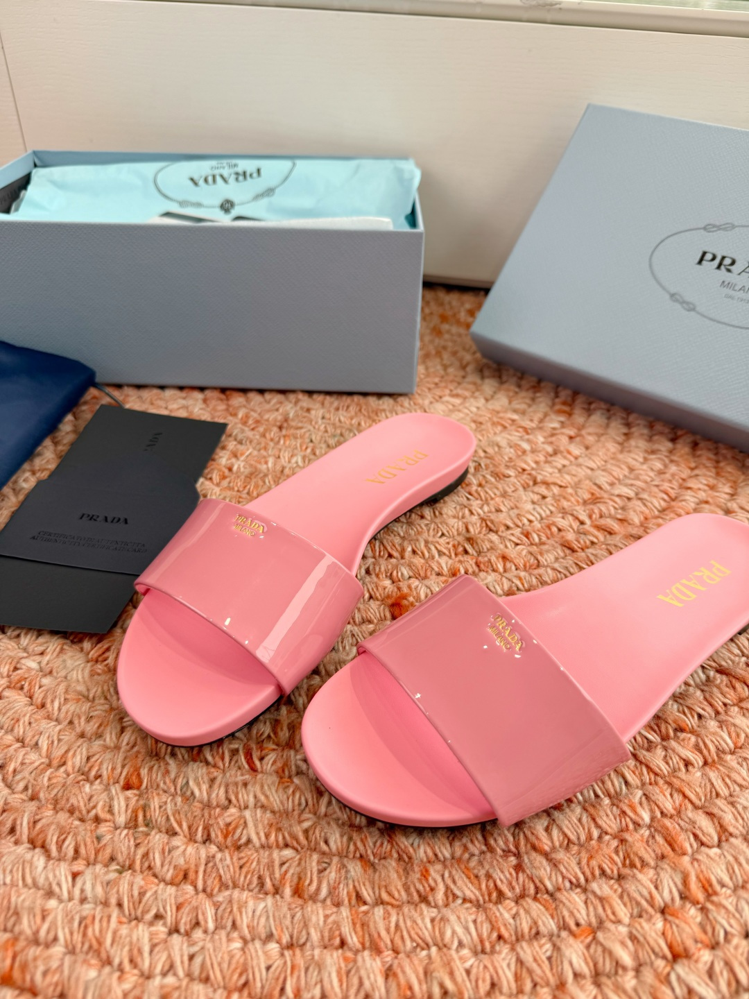 🌾G238所见即所得prada普拉达2026最新款沙滩凉鞋拖鞋让整双鞋轻便舒适 鲜艳色彩 满足不同风格时