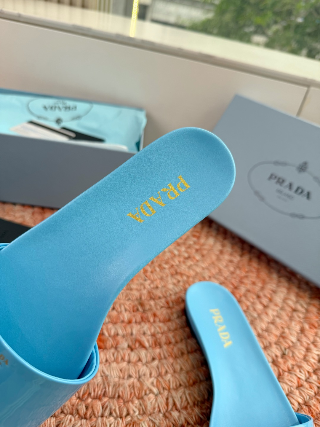 🌾G238所见即所得prada普拉达2026最新款沙滩凉鞋拖鞋让整双鞋轻便舒适 鲜艳色彩 满足不同风格时