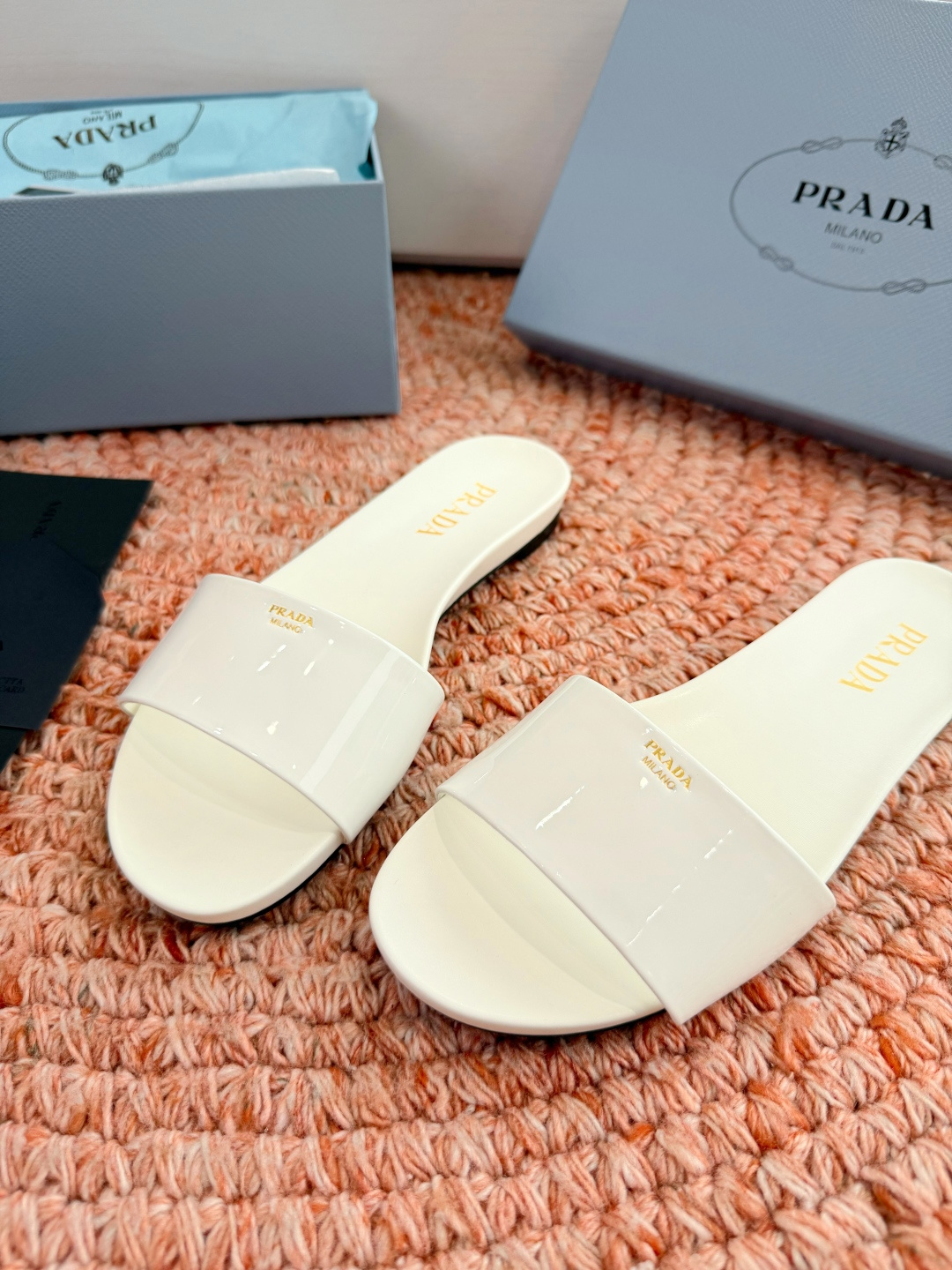 🌾G238所见即所得prada普拉达2026最新款沙滩凉鞋拖鞋让整双鞋轻便舒适 鲜艳色彩 满足不同风格时