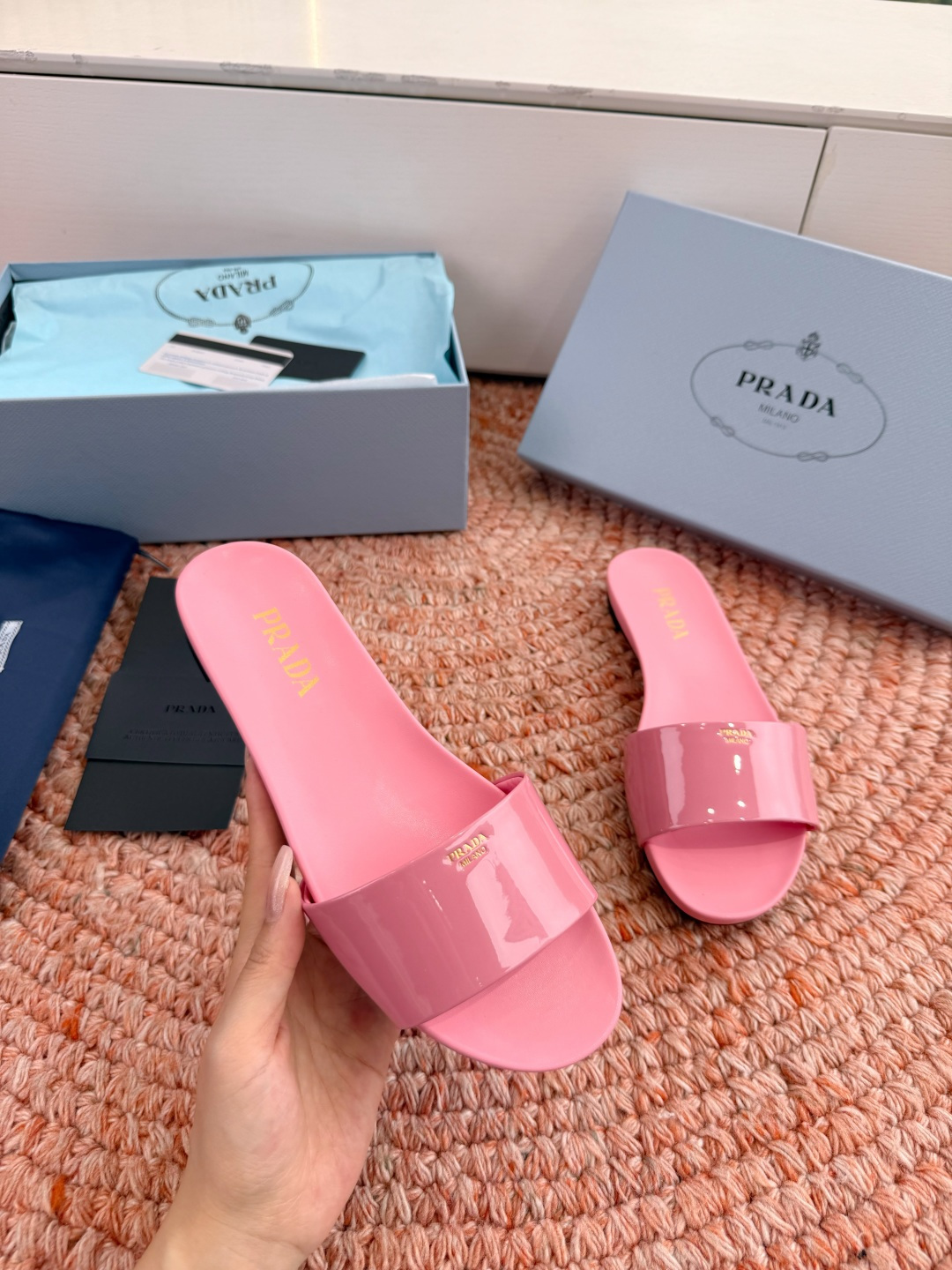 🌾G238所见即所得prada普拉达2026最新款沙滩凉鞋拖鞋让整双鞋轻便舒适 鲜艳色彩 满足不同风格时