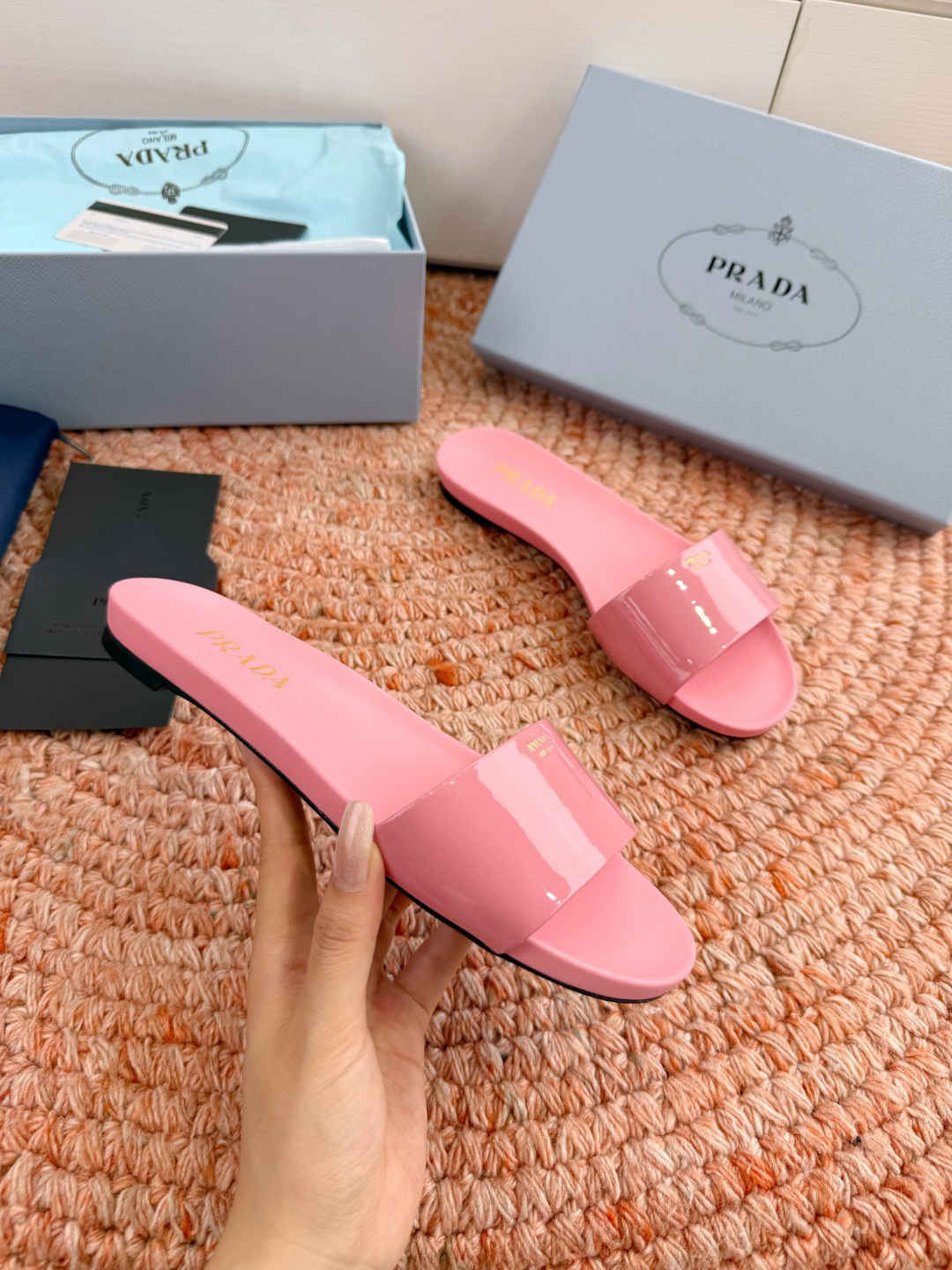 🌾G238所见即所得prada普拉达2026最新款沙滩凉鞋拖鞋让整双鞋轻便舒适 鲜艳色彩 满足不同风格时