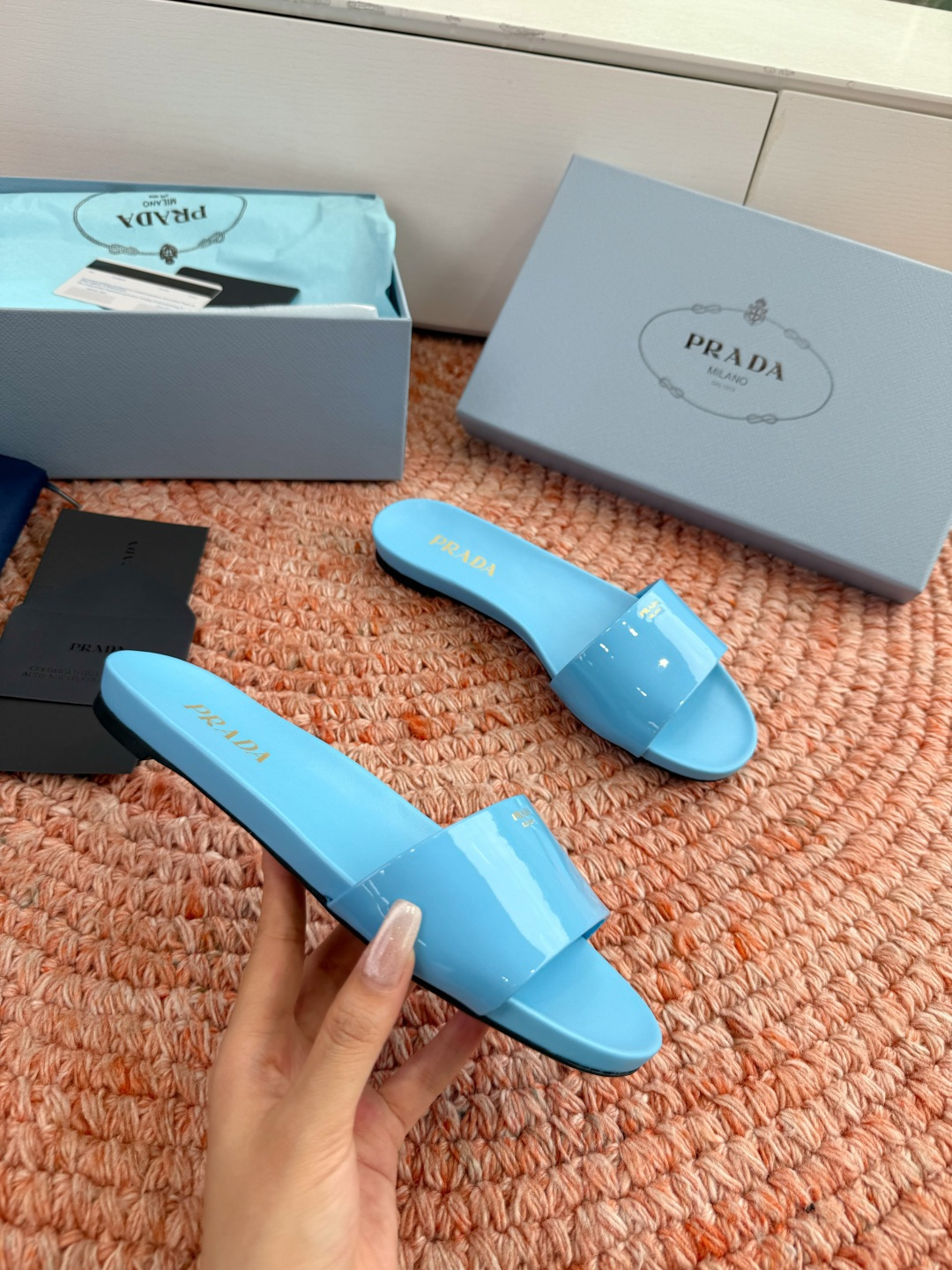 🌾G238所见即所得prada普拉达2026最新款沙滩凉鞋拖鞋让整双鞋轻便舒适 鲜艳色彩 满足不同风格时
