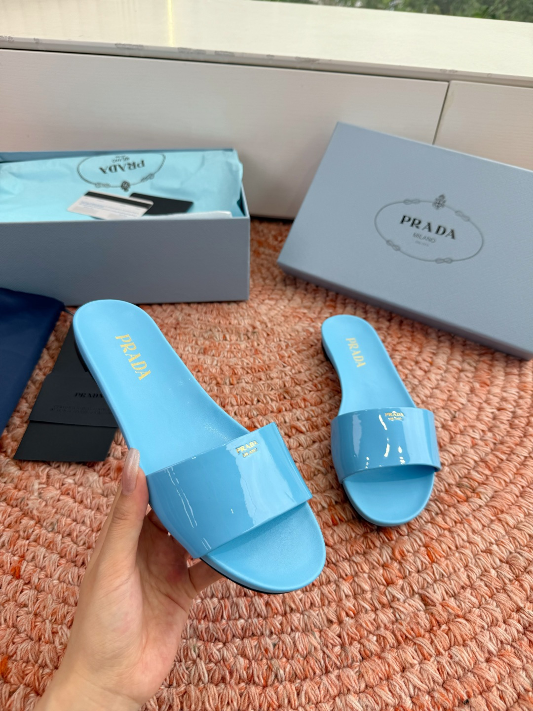 🌾G238所见即所得prada普拉达2026最新款沙滩凉鞋拖鞋让整双鞋轻便舒适 鲜艳色彩 满足不同风格时