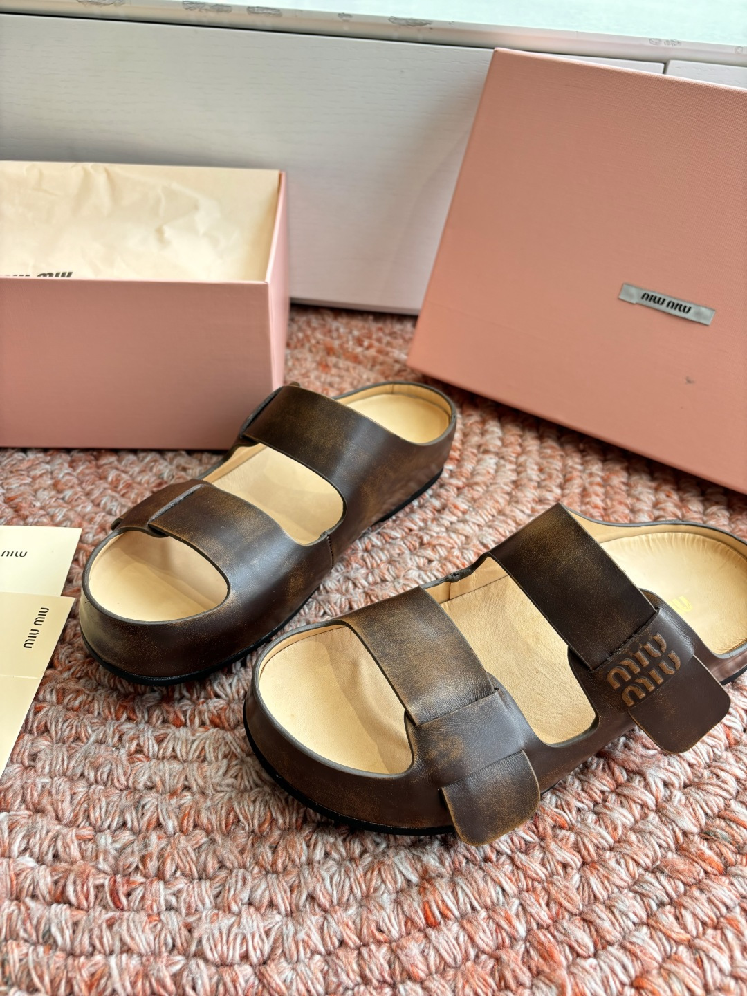 🌾G024顶级miumiu缪缪26ss 春夏季走秀款博肯凉鞋 最新款徽标女士夏季拖鞋 ，全胎牛皮 材质 