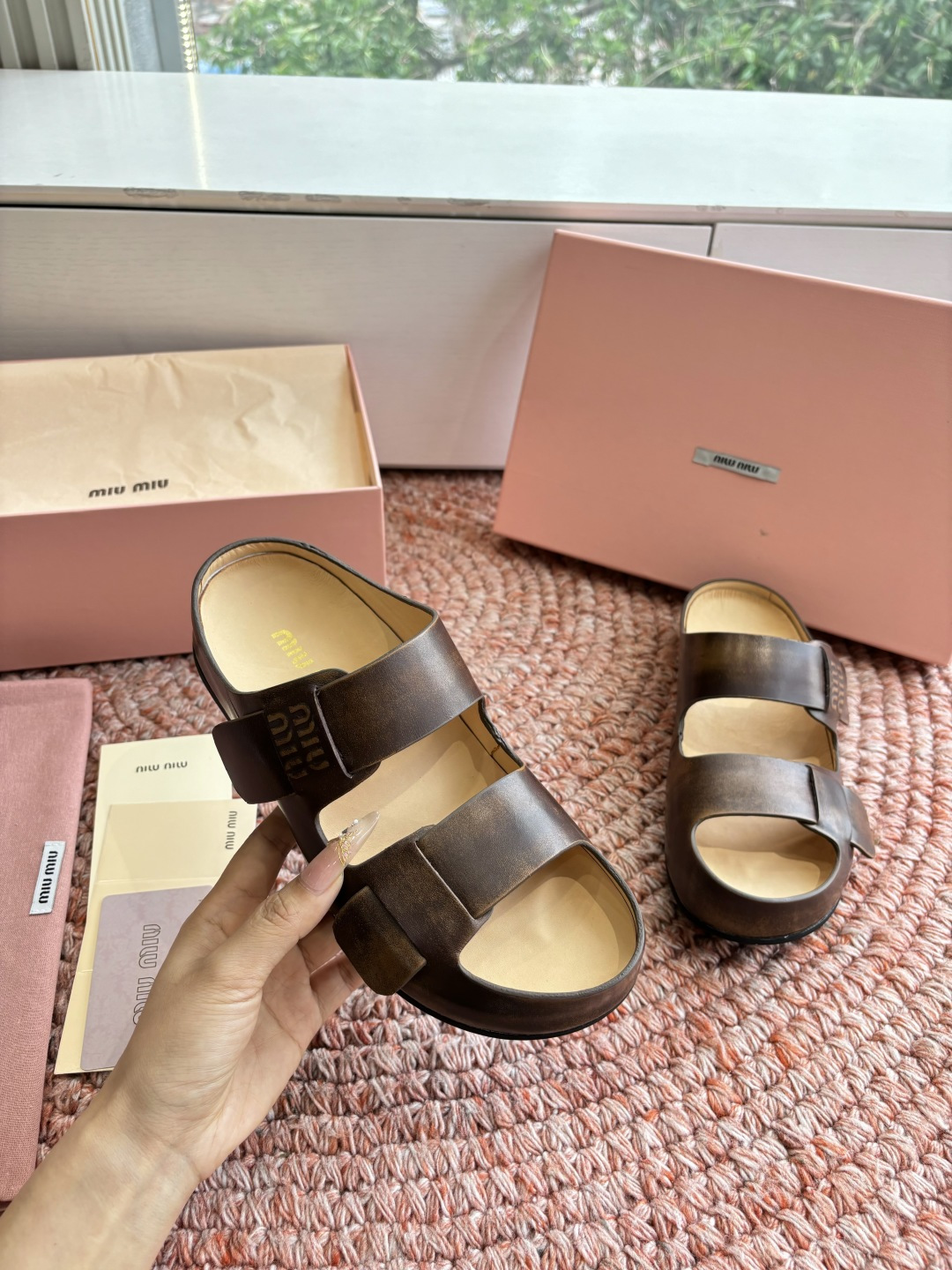 🌾G024顶级miumiu缪缪26ss 春夏季走秀款博肯凉鞋 最新款徽标女士夏季拖鞋 ，全胎牛皮 材质 
