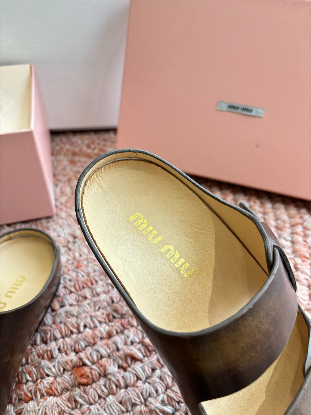 🌾G024顶级miumiu缪缪26ss 春夏季走秀款博肯凉鞋 最新款徽标女士夏季拖鞋 ，全胎牛皮 材质 