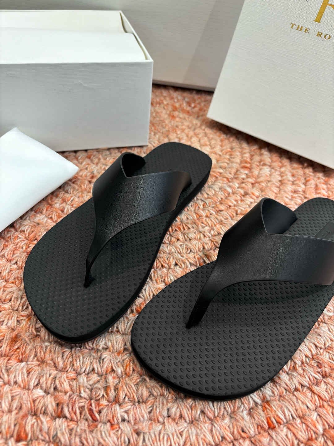 🌾所见即所得G038代购级别the ro*夹脚沙滩拖鞋一定要收了它 有一丢高级又简约的感觉其实除了好看以