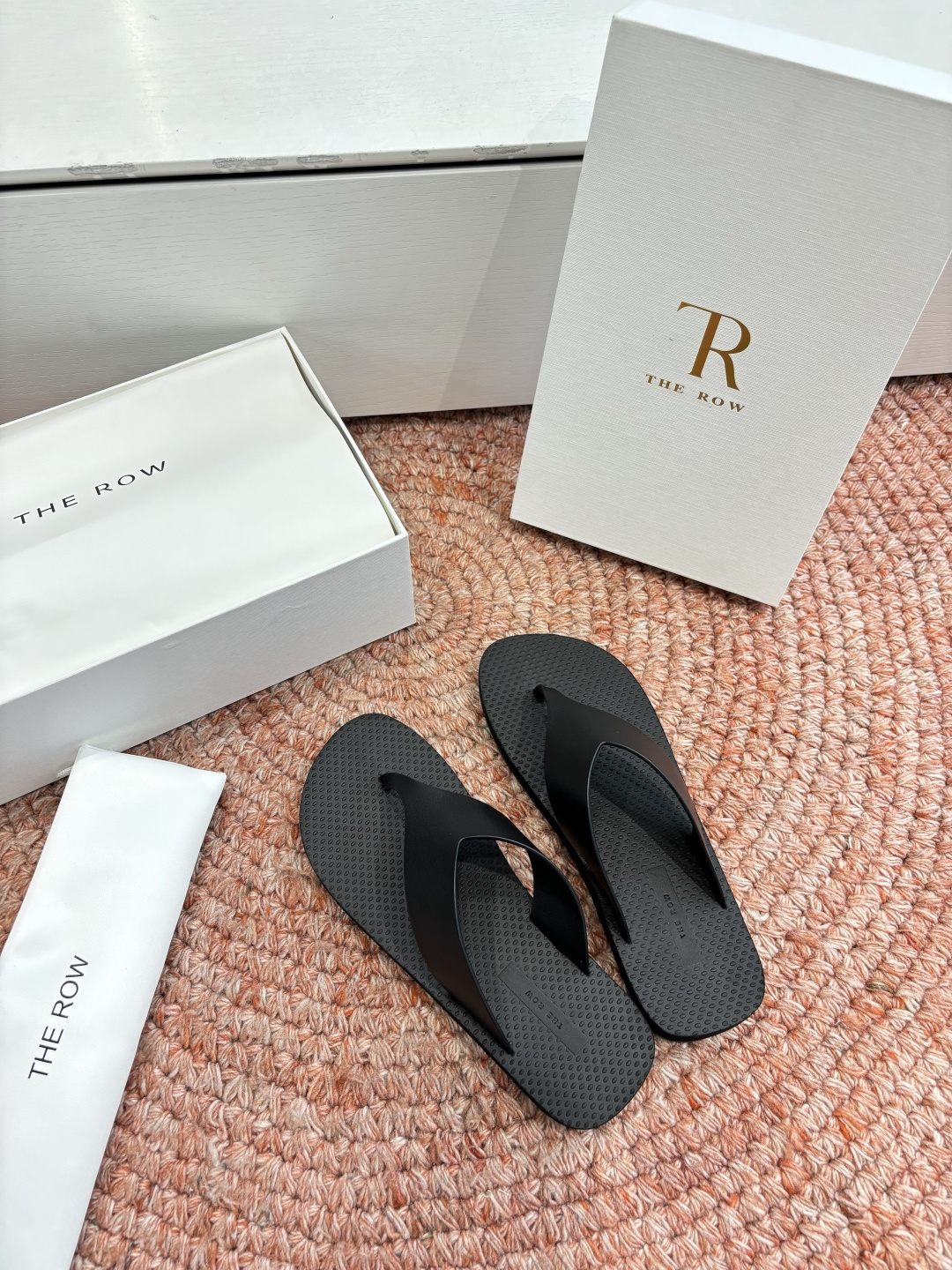 🌾所见即所得G038代购级别the ro*夹脚沙滩拖鞋一定要收了它 有一丢高级又简约的感觉其实除了好看以