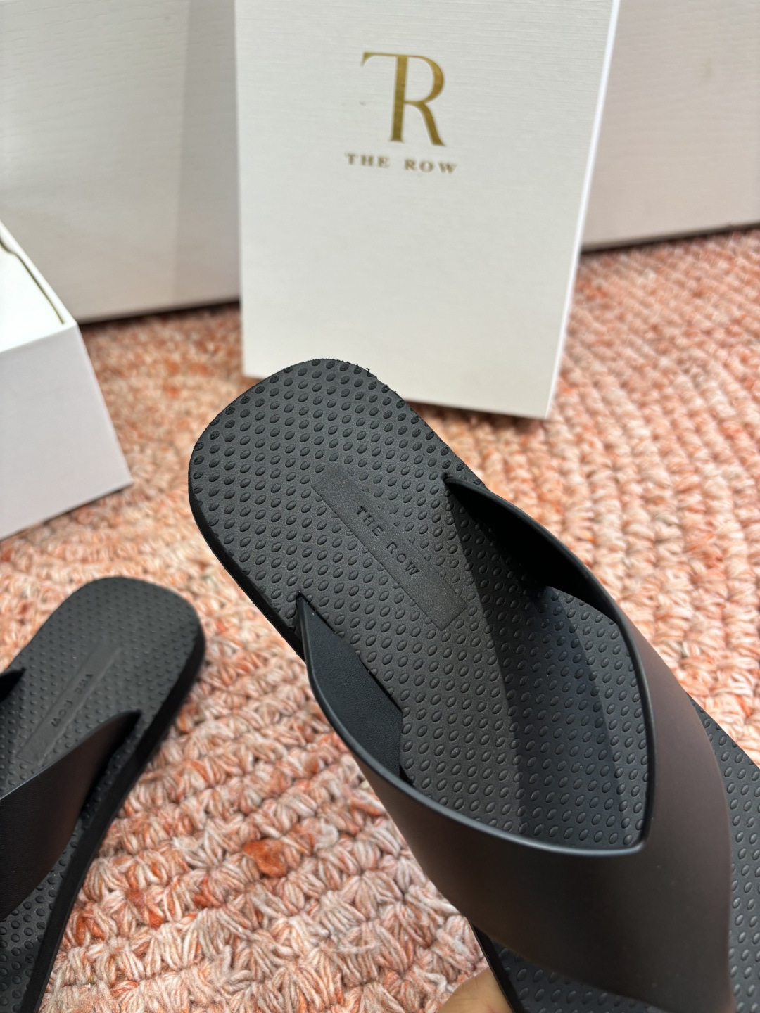 🌾所见即所得G038代购级别the ro*夹脚沙滩拖鞋一定要收了它 有一丢高级又简约的感觉其实除了好看以