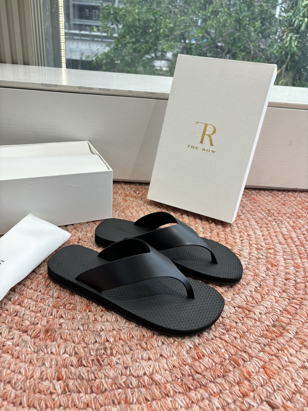 🌾所见即所得G038代购级别the ro*夹脚沙滩拖鞋一定要收了它 有一丢高级又简约的感觉其实除了好看以