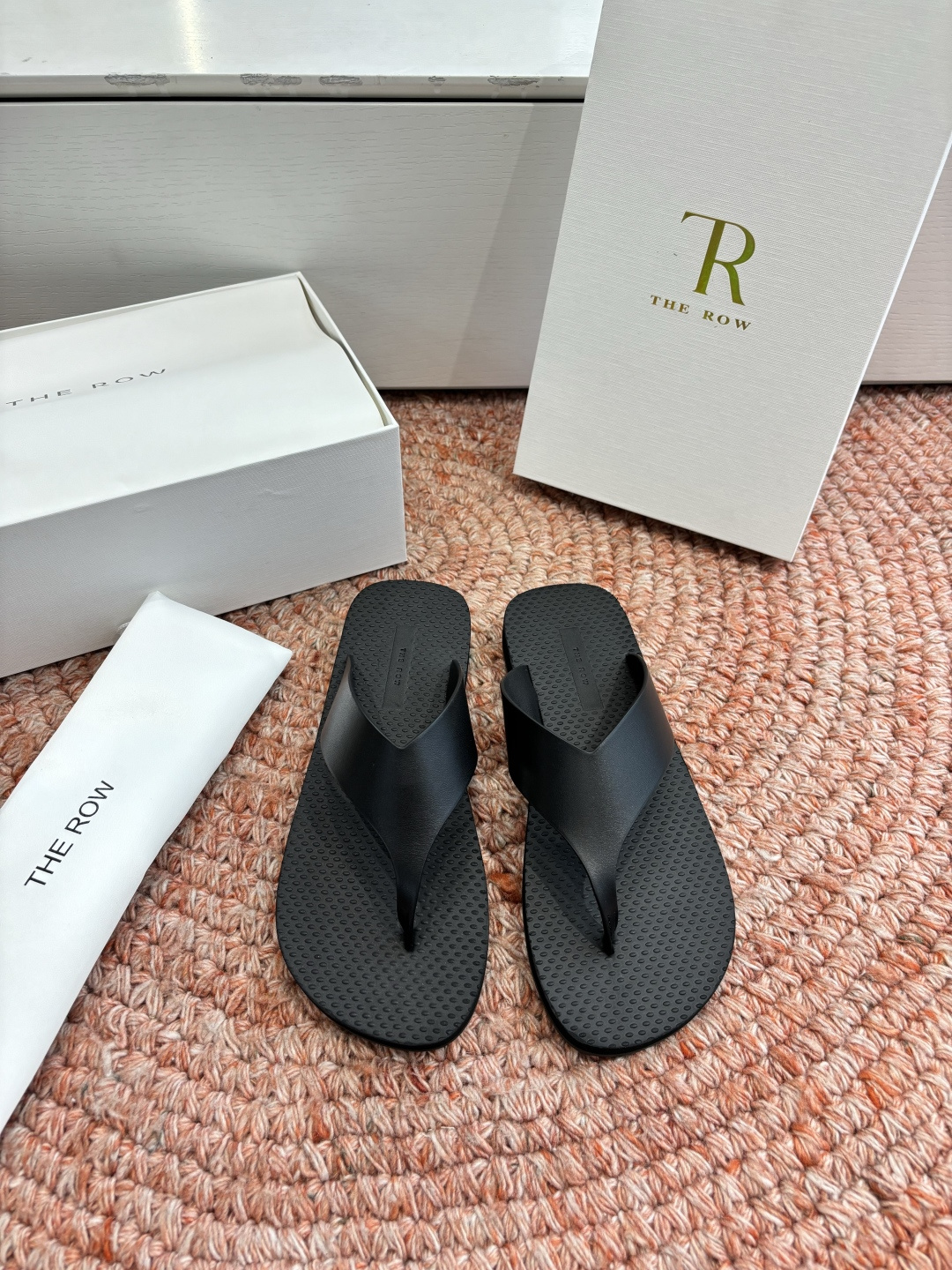 🌾所见即所得G038代购级别the ro*夹脚沙滩拖鞋一定要收了它 有一丢高级又简约的感觉其实除了好看以