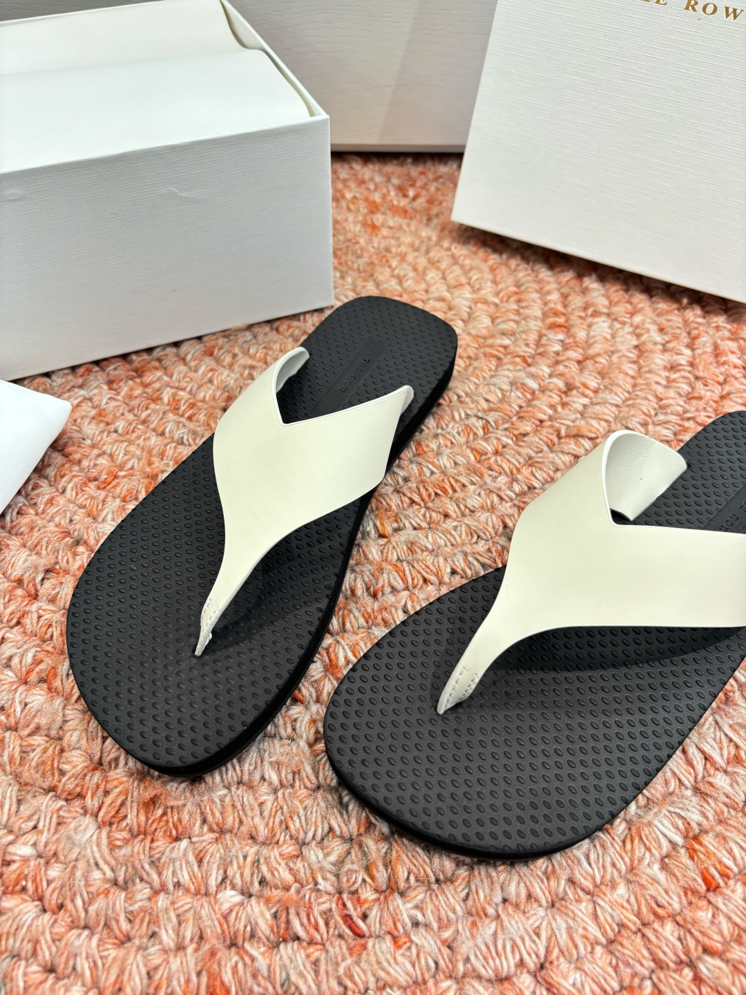 🌾所见即所得G038代购级别the ro*夹脚沙滩拖鞋一定要收了它 有一丢高级又简约的感觉其实除了好看以