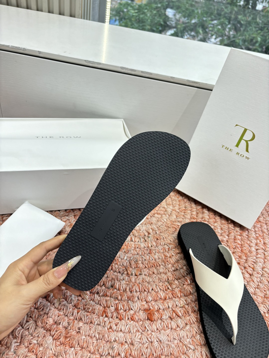 🌾所见即所得G038代购级别the ro*夹脚沙滩拖鞋一定要收了它 有一丢高级又简约的感觉其实除了好看以