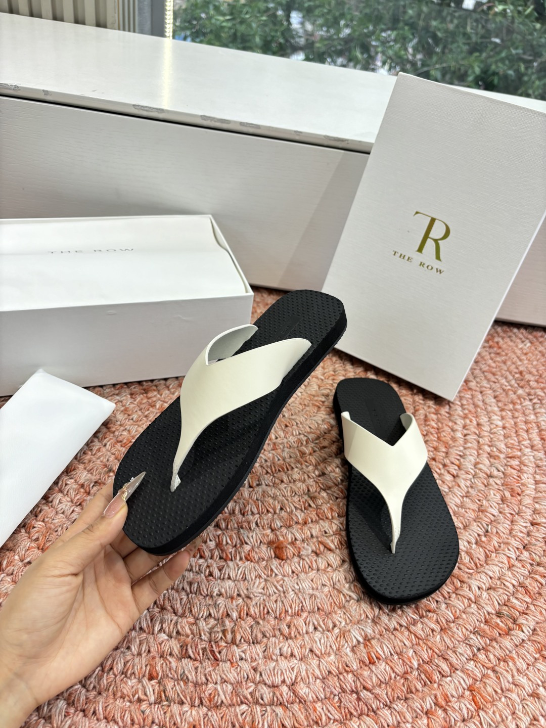 🌾所见即所得G038代购级别the ro*夹脚沙滩拖鞋一定要收了它 有一丢高级又简约的感觉其实除了好看以