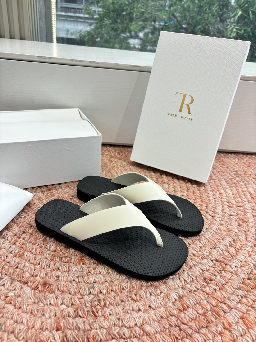 🌾所见即所得G038代购级别the ro*夹脚沙滩拖鞋一定要收了它 有一丢高级又简约的感觉其实除了好看以