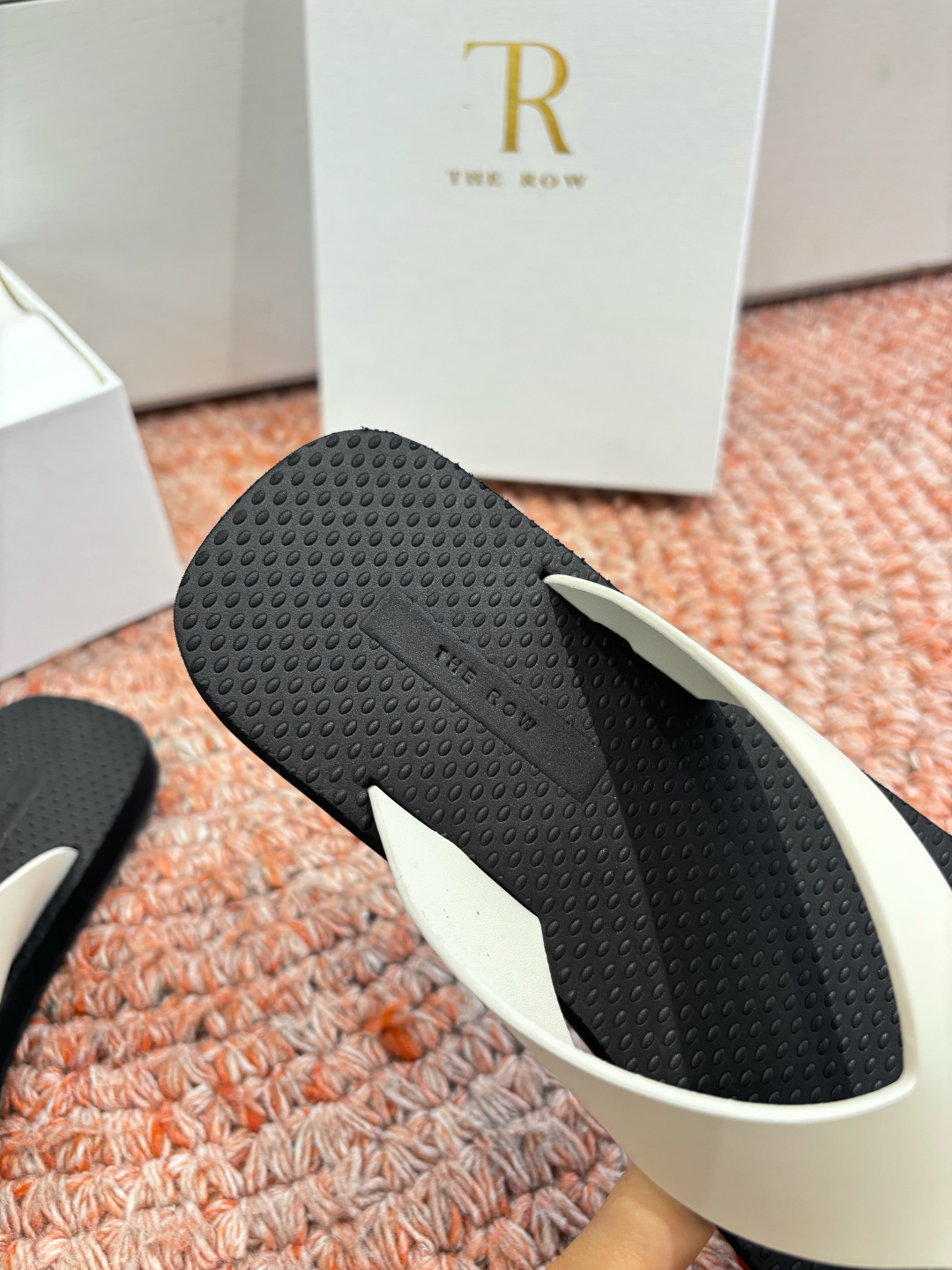 🌾所见即所得G038代购级别the ro*夹脚沙滩拖鞋一定要收了它 有一丢高级又简约的感觉其实除了好看以