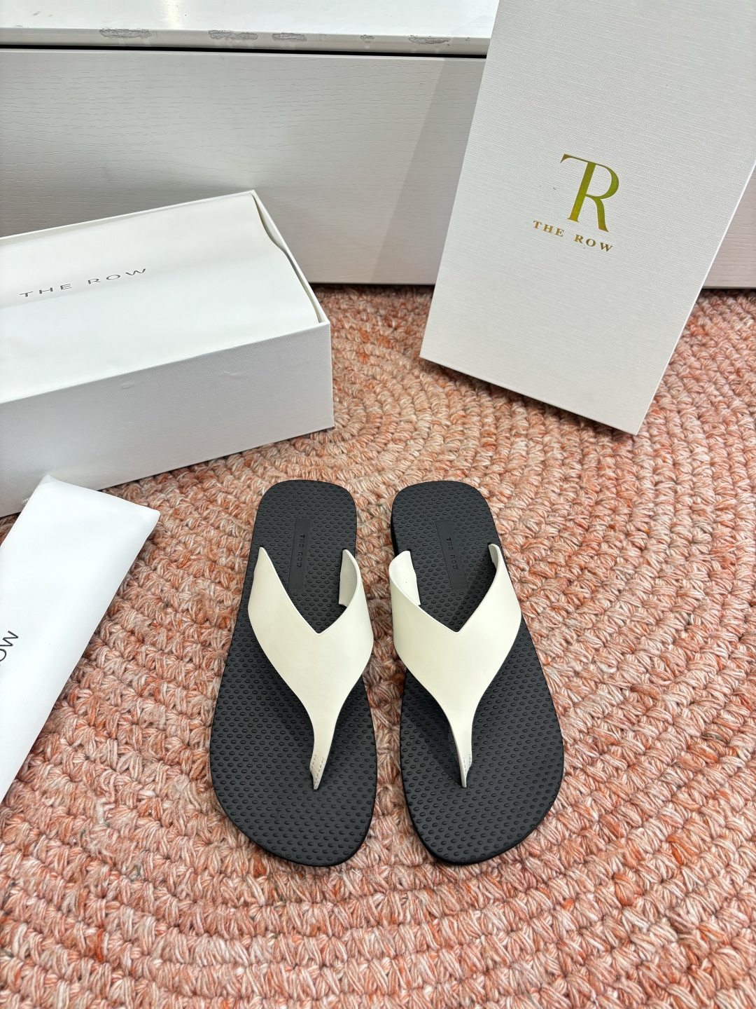 🌾所见即所得G038代购级别the ro*夹脚沙滩拖鞋一定要收了它 有一丢高级又简约的感觉其实除了好看以