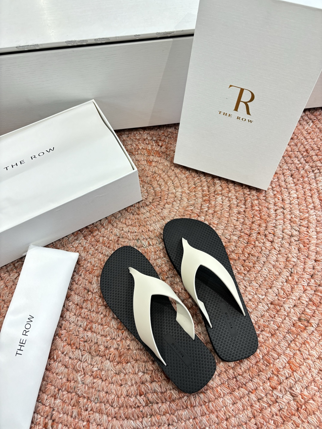 🌾所见即所得G038代购级别the ro*夹脚沙滩拖鞋一定要收了它 有一丢高级又简约的感觉其实除了好看以