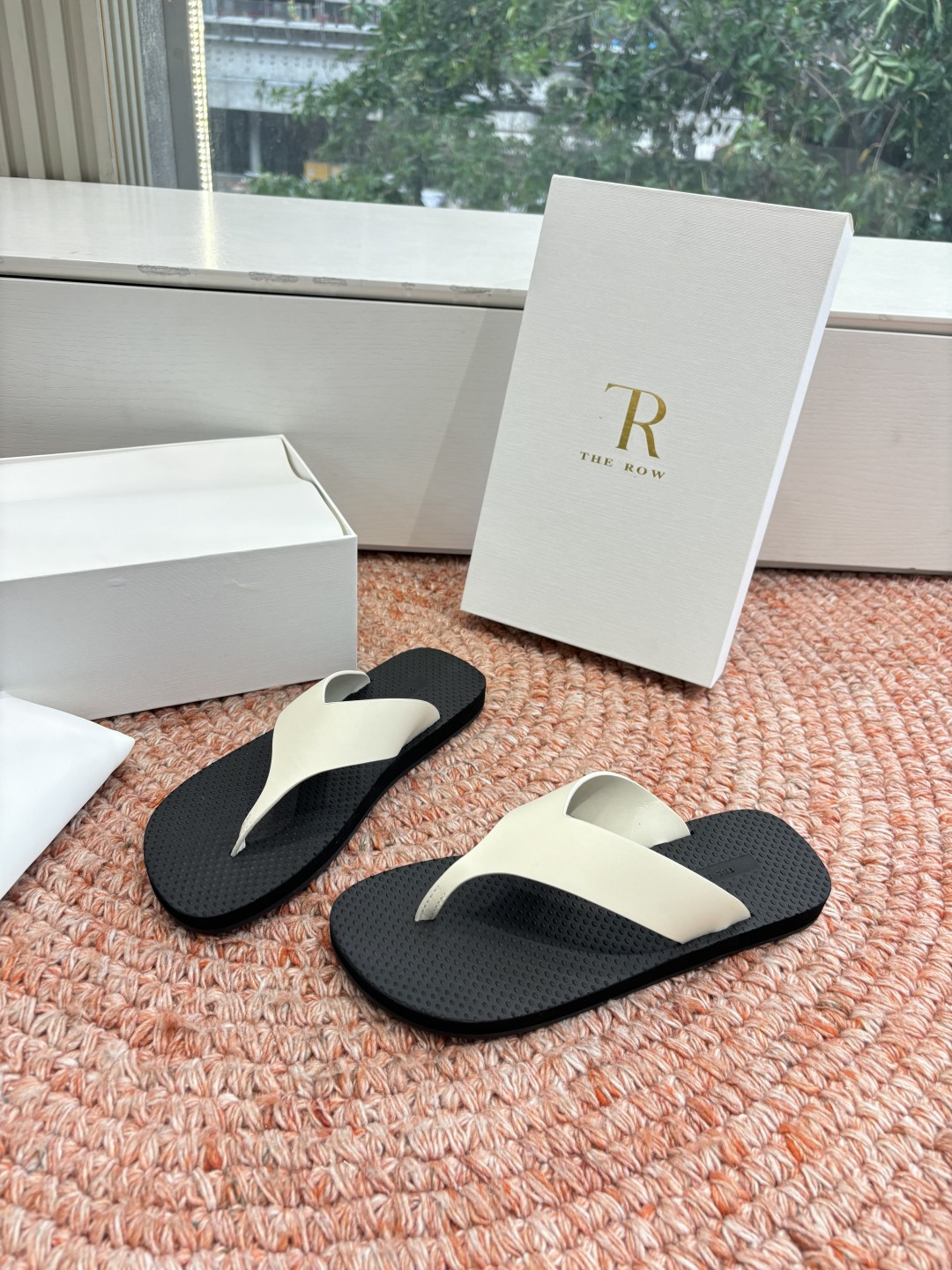 🌾所见即所得G038代购级别the ro*夹脚沙滩拖鞋一定要收了它 有一丢高级又简约的感觉其实除了好看以