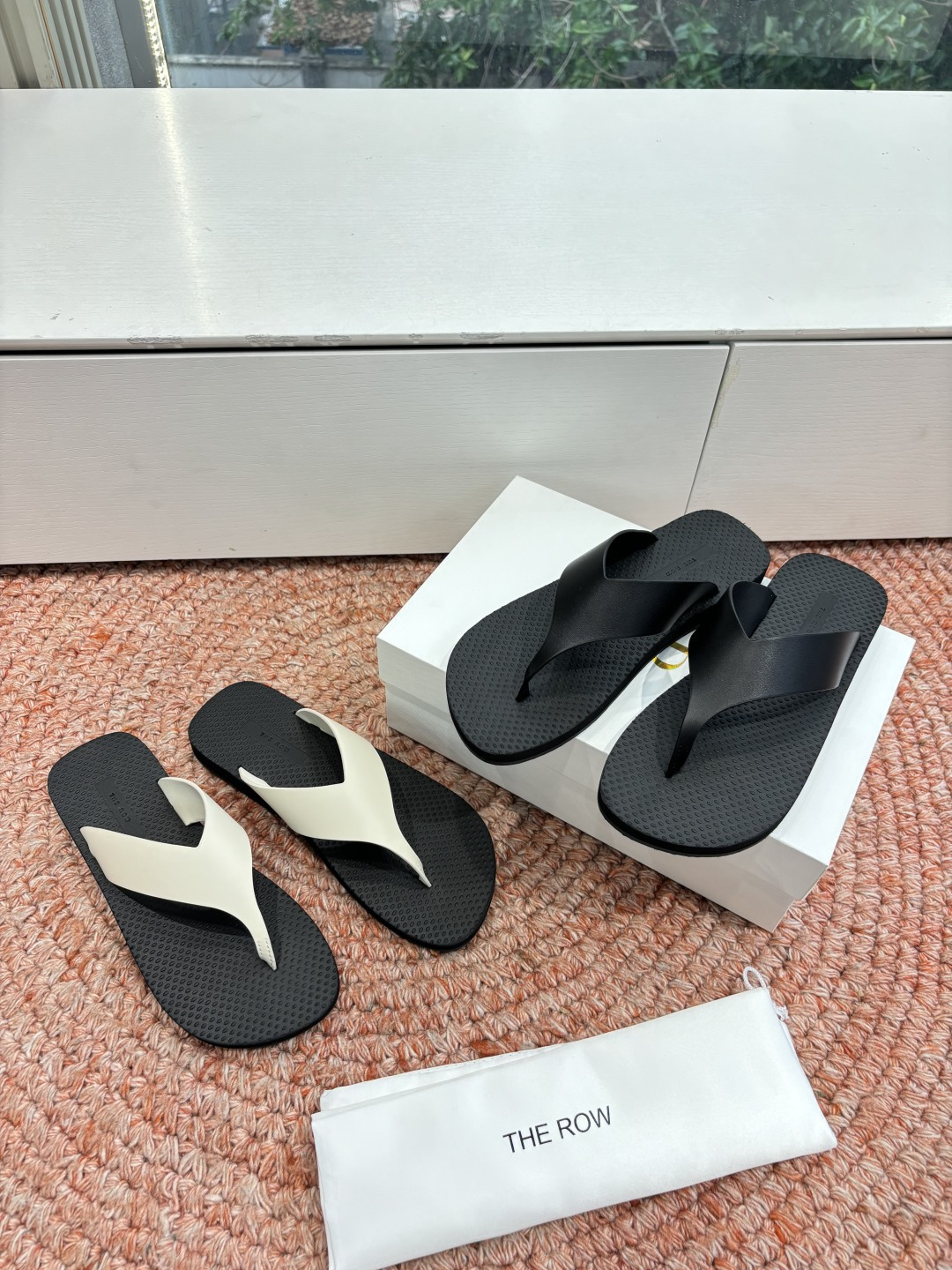 🌾所见即所得G038代购级别the ro*夹脚沙滩拖鞋一定要收了它 有一丢高级又简约的感觉其实除了好看以