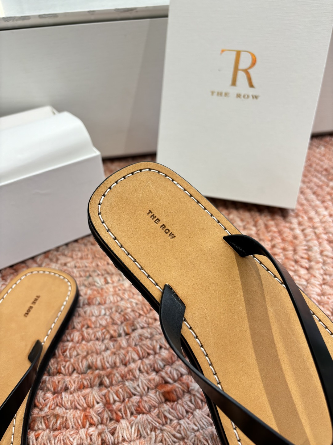 🌾所见即所得G028代购级别the ro*夹脚沙滩拖鞋一定要收了它 有一丢高级又简约的感觉其实除了好看以