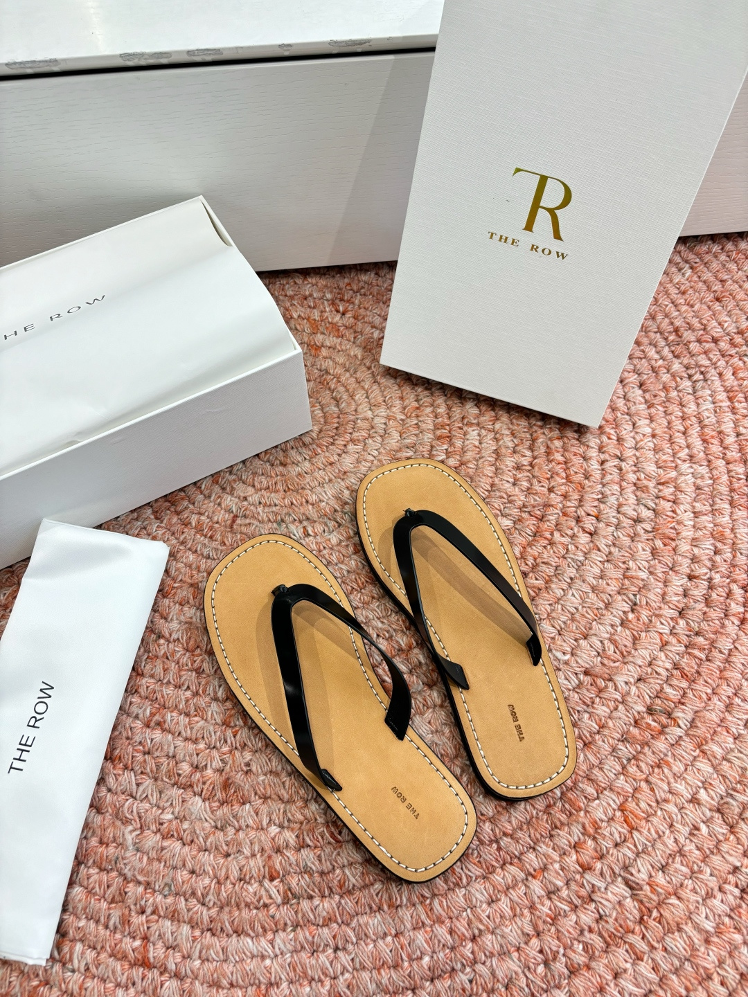 🌾所见即所得G028代购级别the ro*夹脚沙滩拖鞋一定要收了它 有一丢高级又简约的感觉其实除了好看以