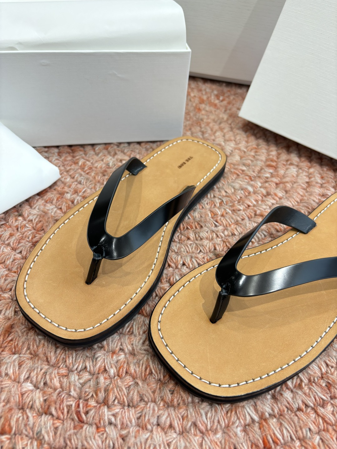 🌾所见即所得G028代购级别the ro*夹脚沙滩拖鞋一定要收了它 有一丢高级又简约的感觉其实除了好看以